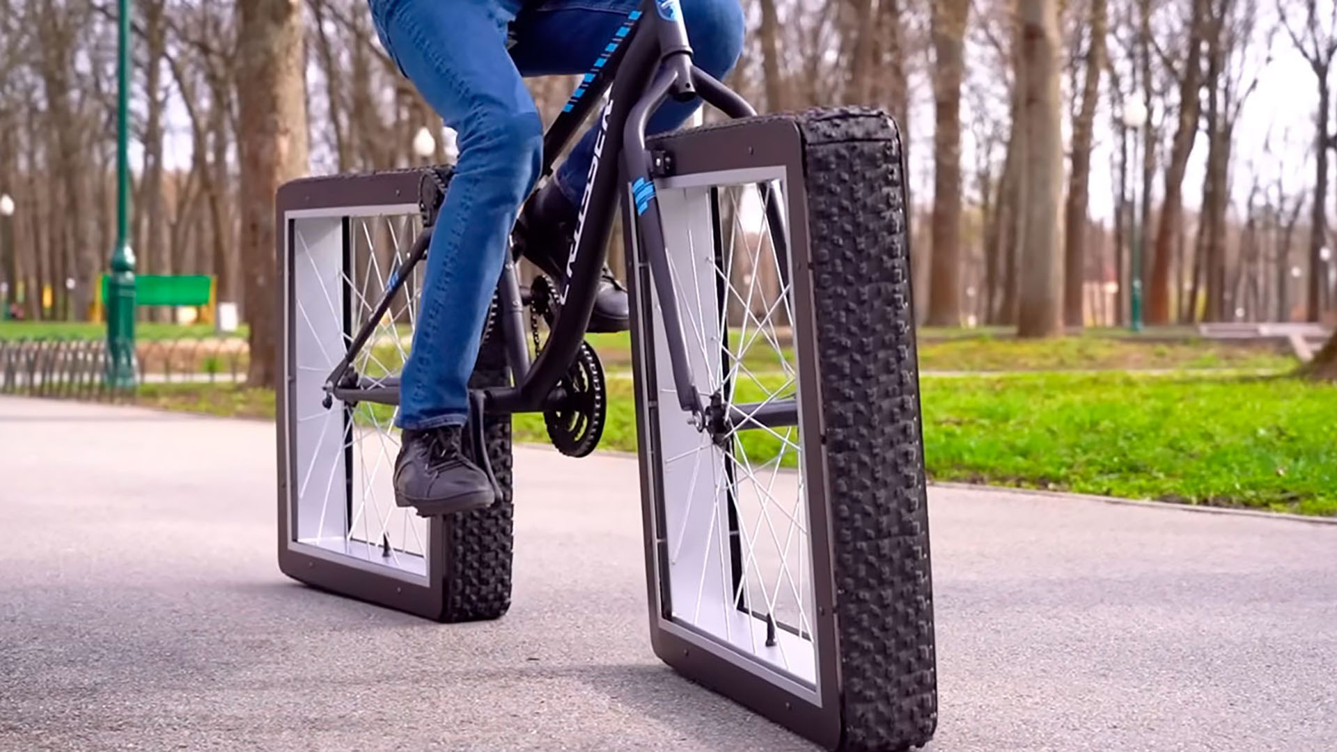 Al doblar, esta bicicleta es algo más incómoda, aunque a la vez tiene una estabilidad mayor que incluso permite dejarla parada sin tener que usar un sostén