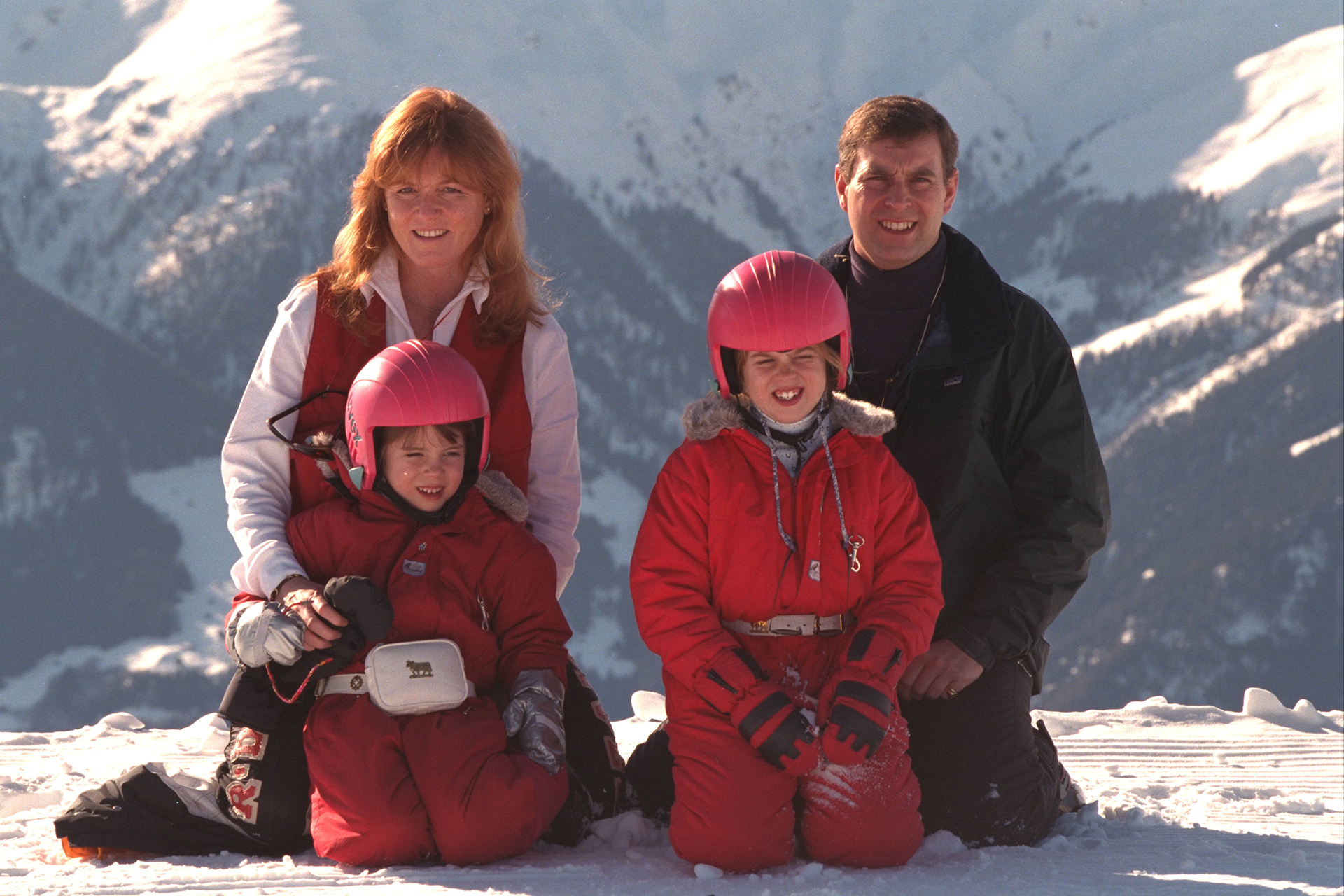 Tiempos felices: el príncipe Andrés, Sarah Ferguson y sus hijos Beatrice y Eugenie participan en deportes de invierno, en febrero de 1997 (Le Segretain/Sygma via Getty Images)