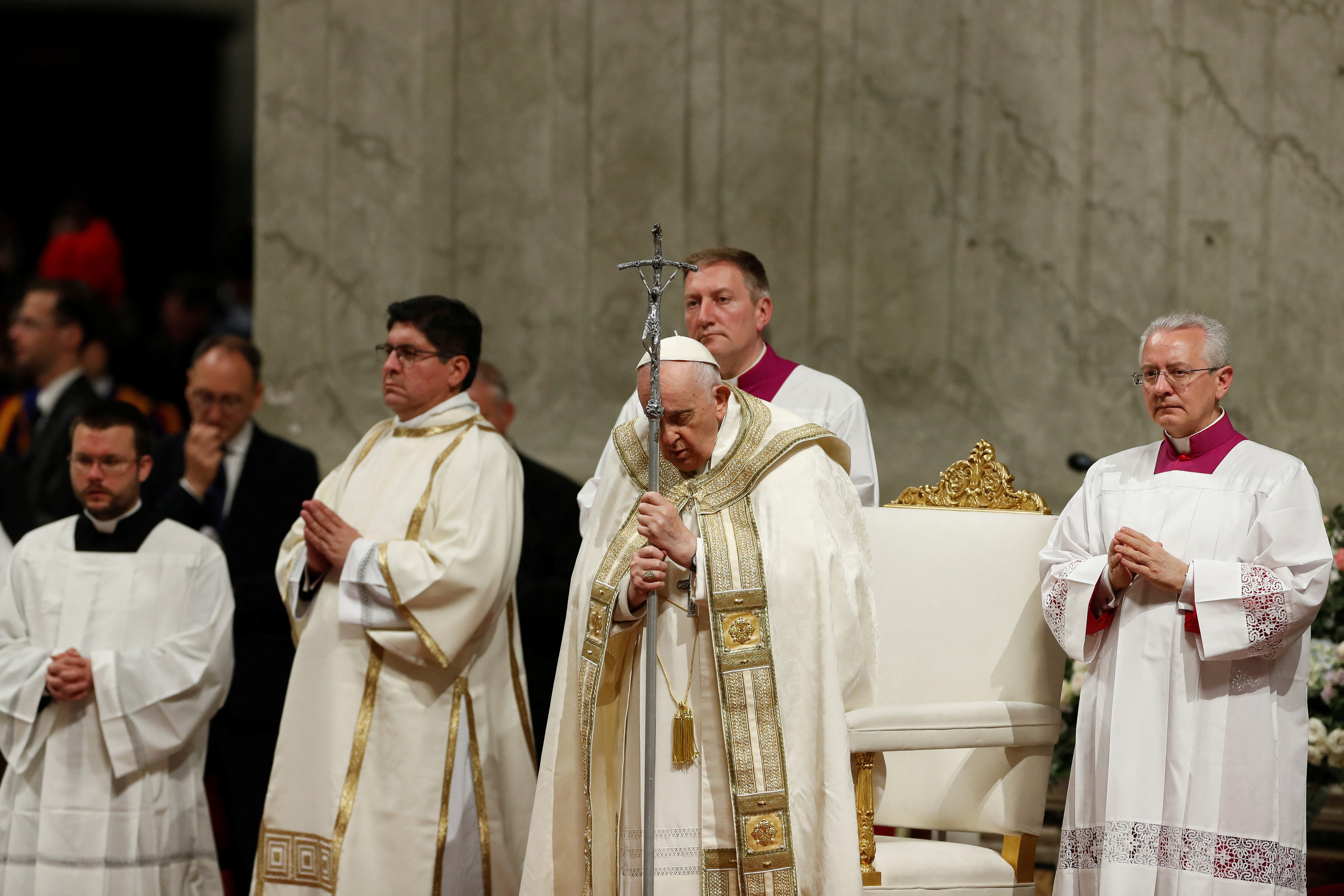 El papa Francisco no presenció el Vía Crucis el último viernes pro la noche pero si presidió la Vigilia ascual este sábado en el Vaticano (REUTERS/Remo Casilli)