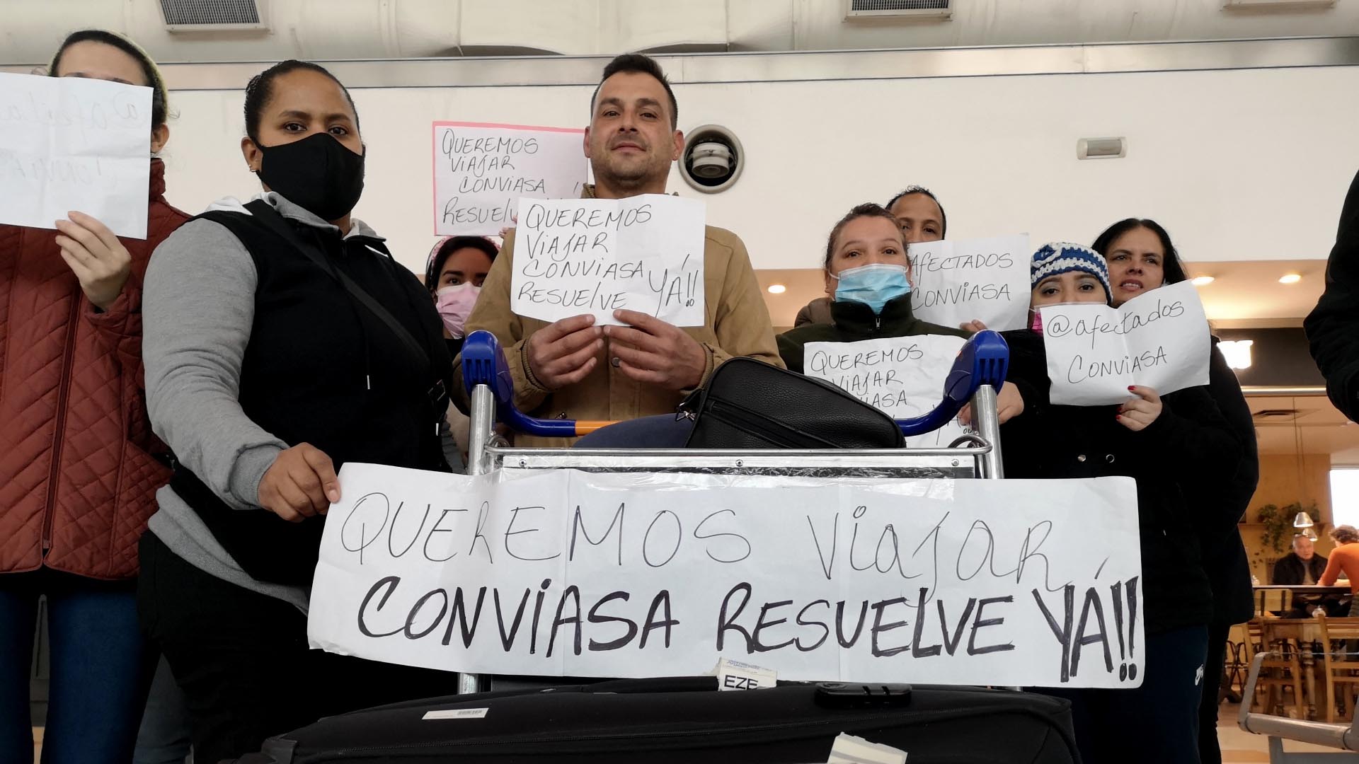 El grupo de venezolanos que le exigen una respuesta a Conviasa (Gustavo Gavotti)