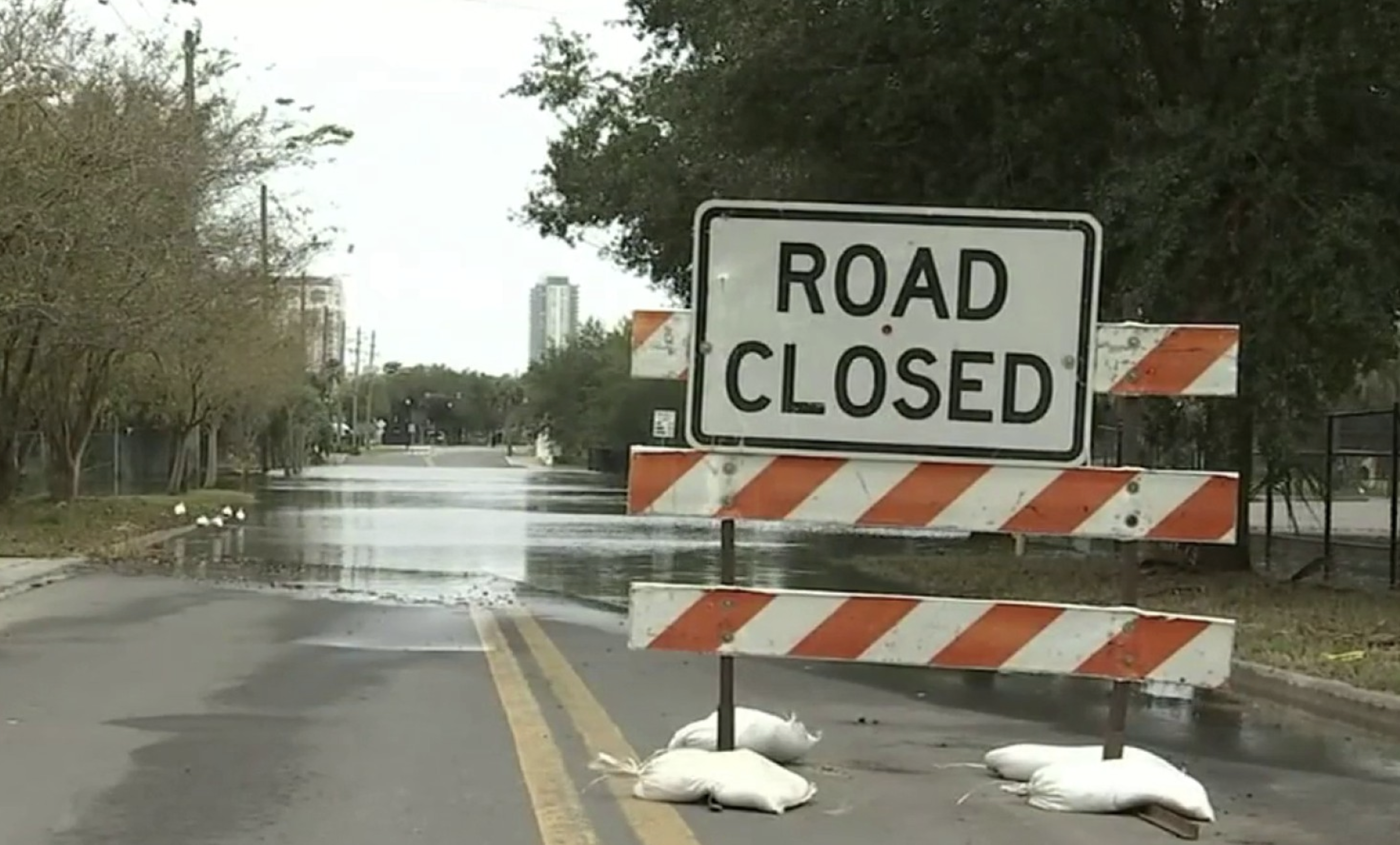 Jacksonville se prepara para condiciones pésimas cuando el huracán Nicole toque tierra en Florida.