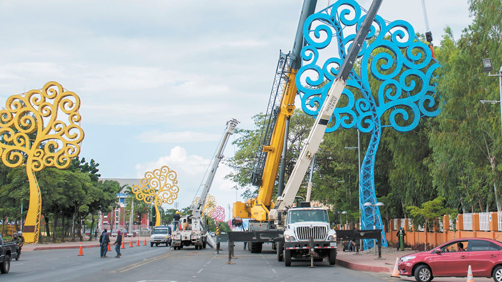 Por órdenes de Rosario Murillo. la esposa de Daniel Ortega, se levantaron en Nicaragua unos 140 gigantescos amuletos conocidos como "árboles de la vida". (Foto cortesía de La Prensa)