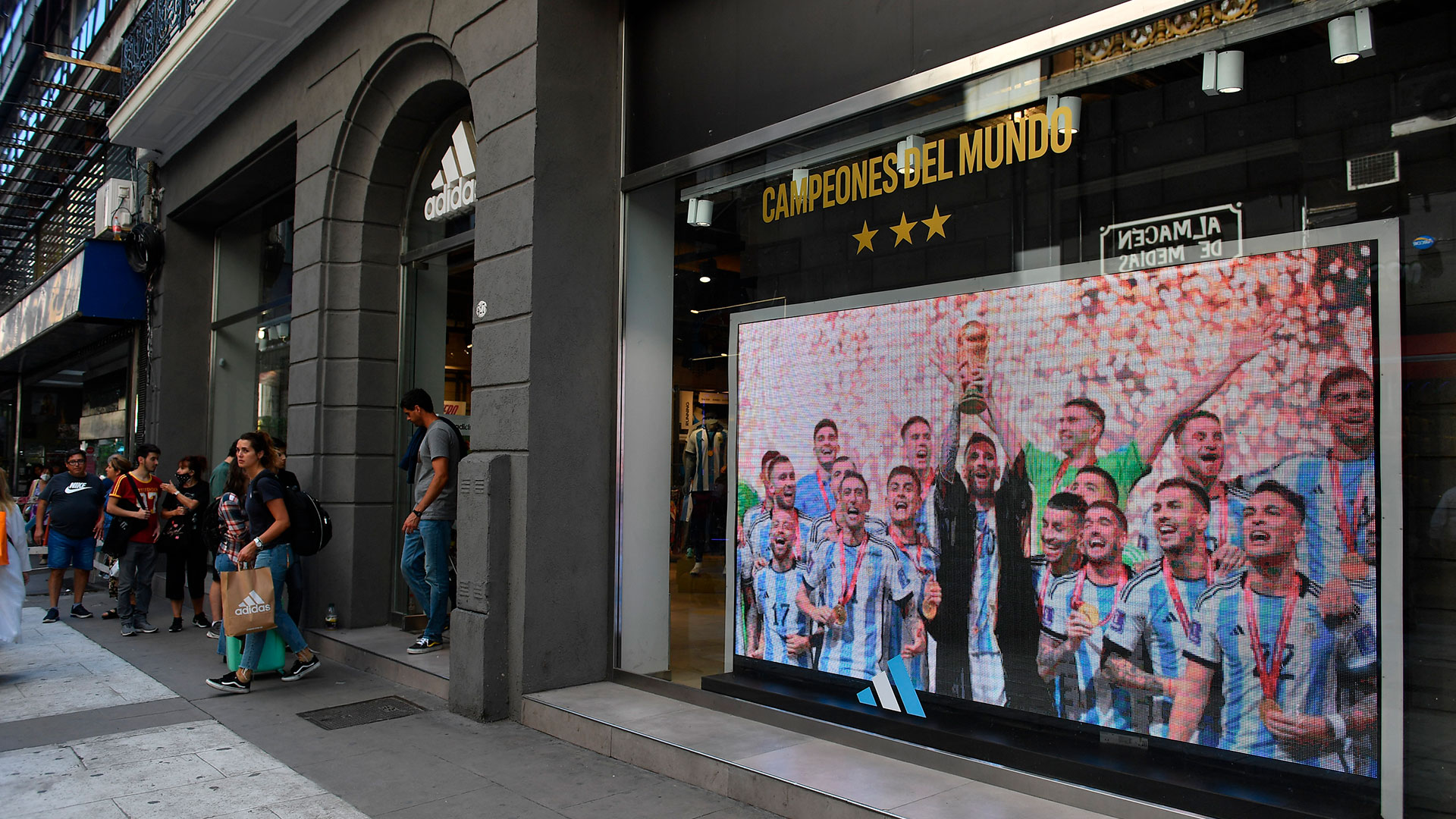 Hubo colas en los locales de la marca, pero la nueva camiseta solo se vende online por ahora (Maximiliano Luna)