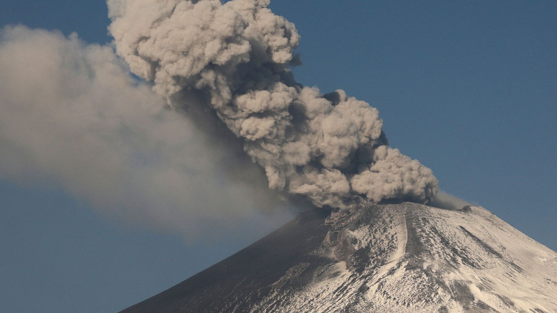 AICM y AIFA reanudaron operaciones al asentarse ceniza del volcán Popocatépetl