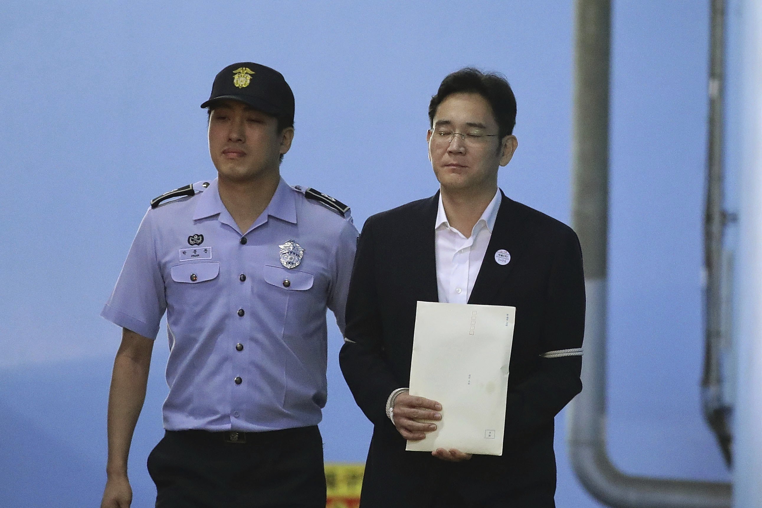 Corea del Sur indultó al heredero de Samsung para que pueda “contribuir a superar la crisis económica” que vive el país