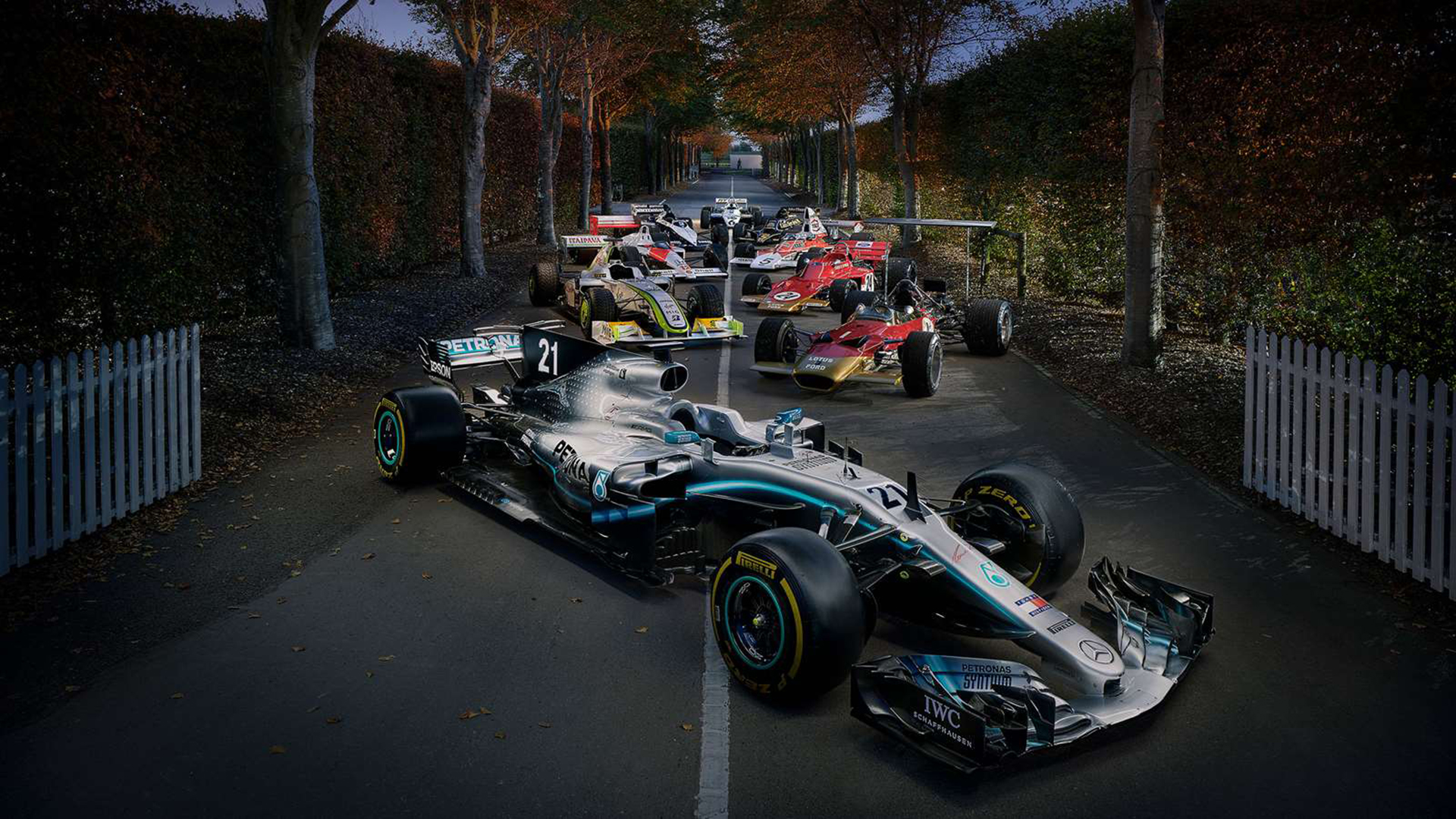 Máquinas de Fórmula 1 de todos los tiempos se distinguen en Goodwood. Se lucen en la foto un Mercedes, tres Lotus, un McLaren, un BrawnGP, un Brabham y un Williams al final (https://www.goodwood.com/)