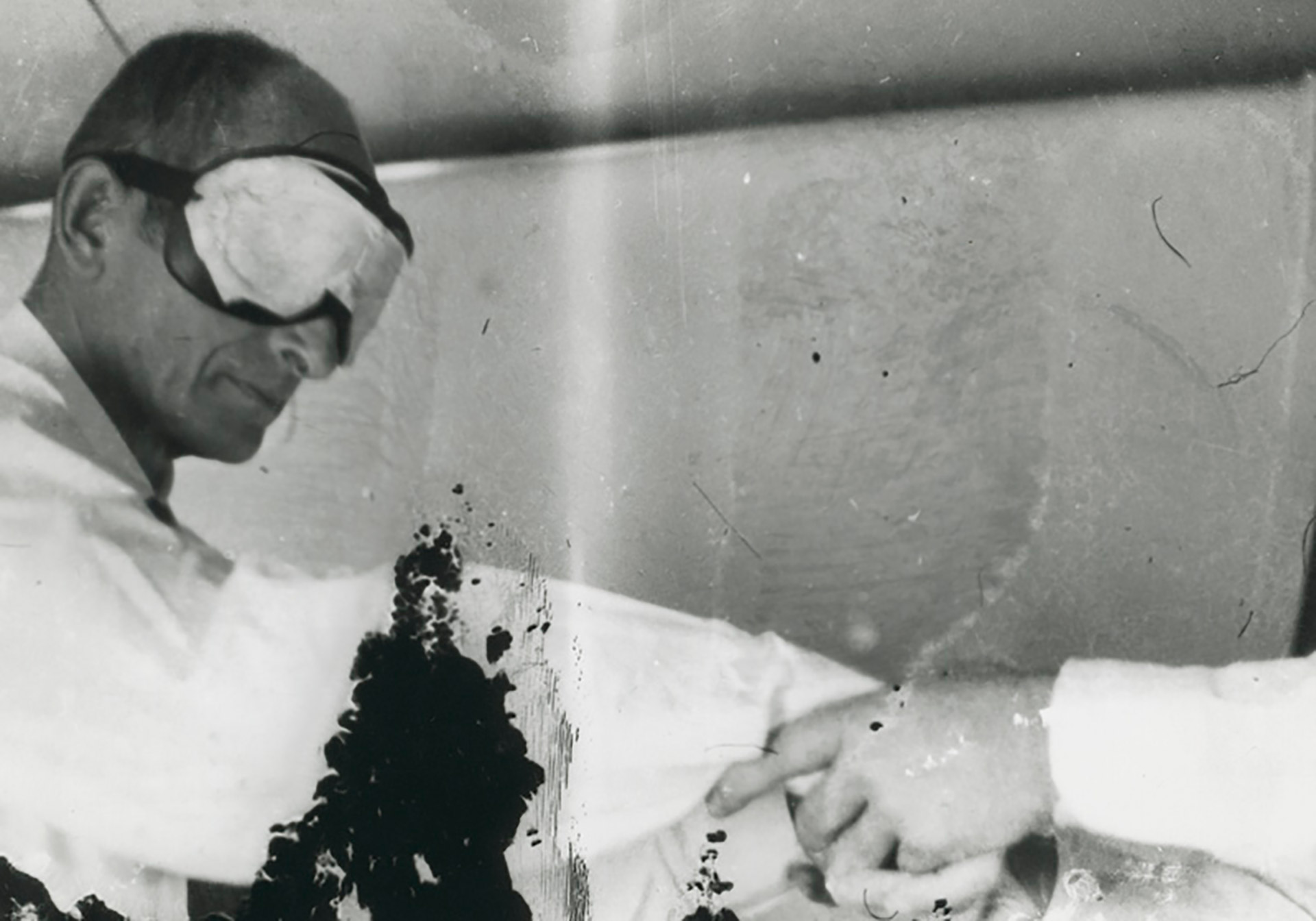 Eichmann con los ojos vendados en el avión que ,o llevaría a Israel (Yad Vashem Org)  