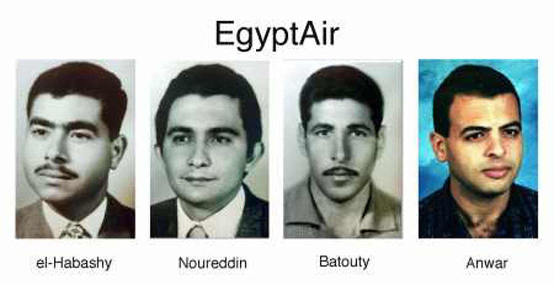 Una foto con cuatro de los comandantes del vuelo 990, Al-Batouti se ubica tercero de izquierda a derecha. (Photo by Getty Images)