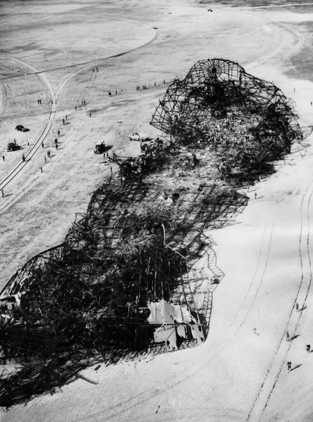 Los restos del Hindenburg en el terreno. Los hierros chamuscados tatuados sobre el suelo