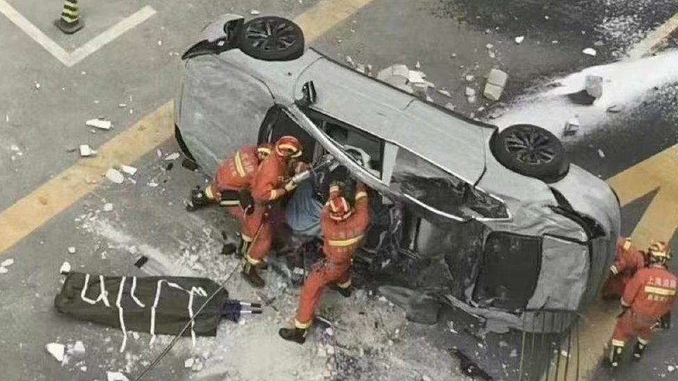 Dos muertos tras la caída de un carro eléctrico chino desde el tercer piso de las oficinas de la empresa