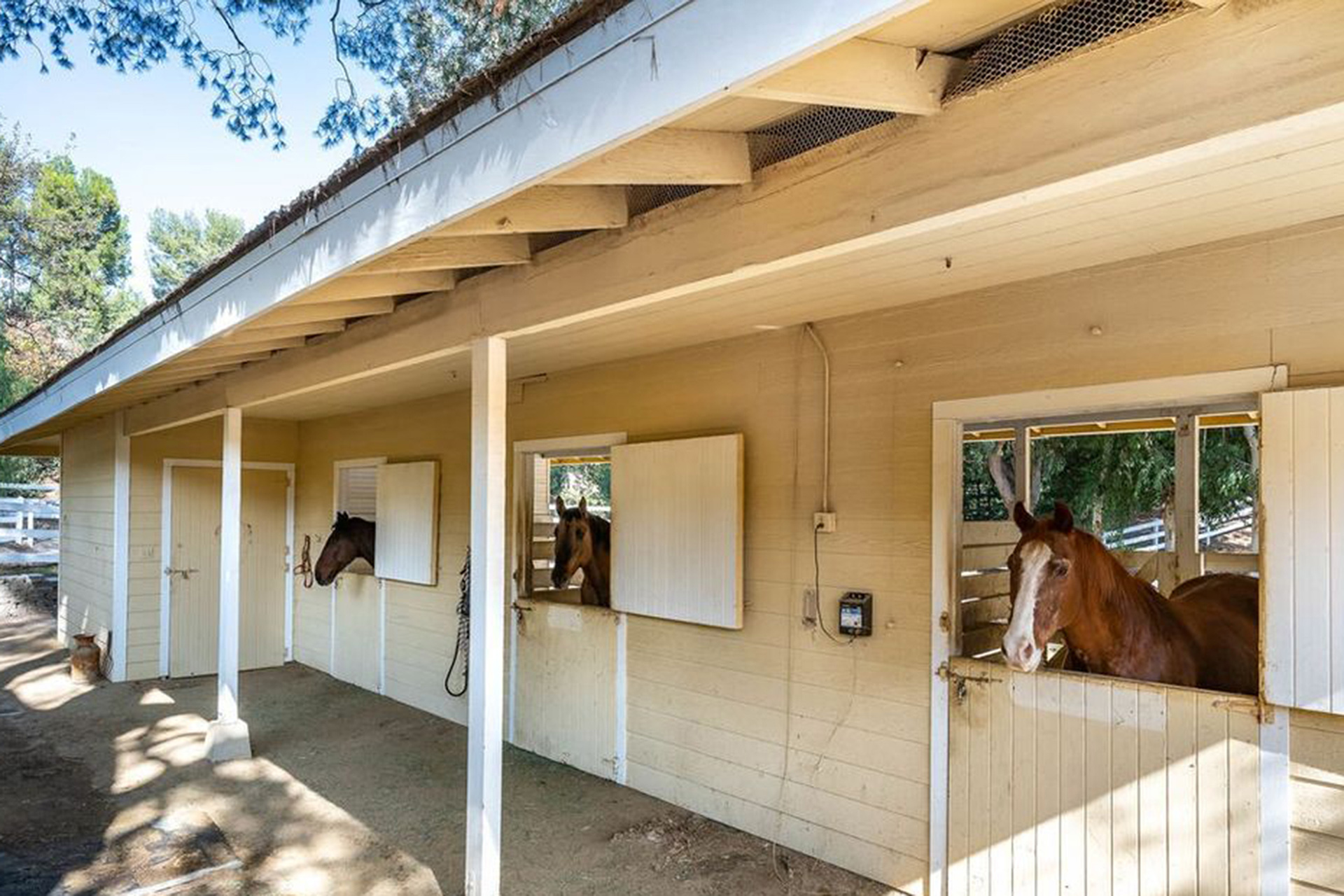 La nueva casa del rapero también cuenta con un establo para tres caballos