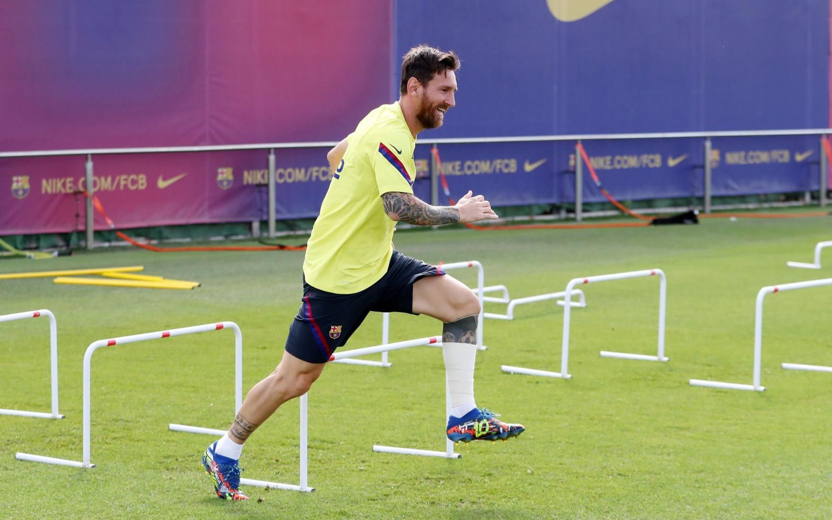 Lionel Messi seguirá en el Barcelona. Ronald Koeman lo espera en los entrenamientos del equipo en la ciudad deportiva