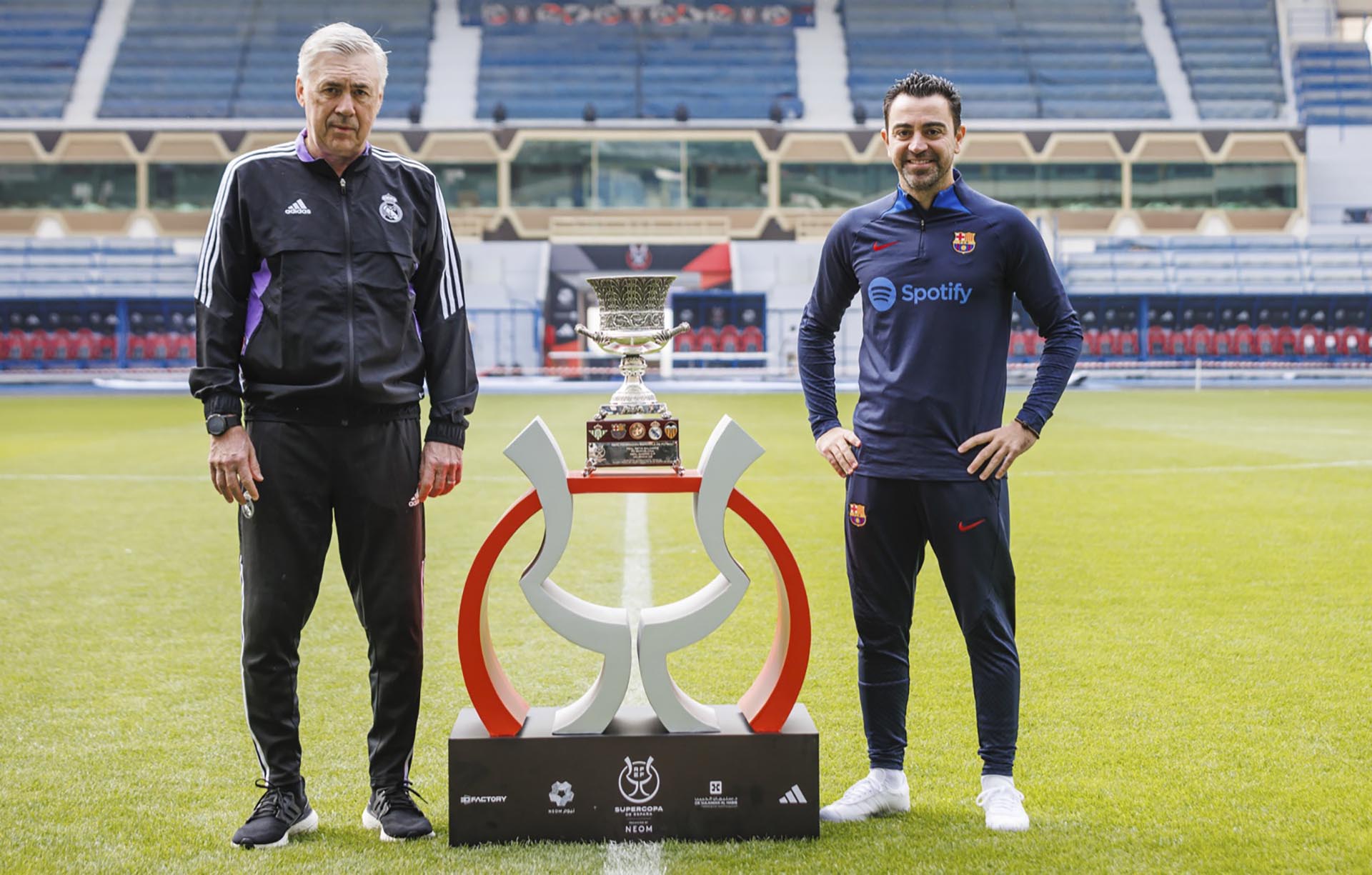 Xavi and Carlo Ancelotti in the presentation of the final