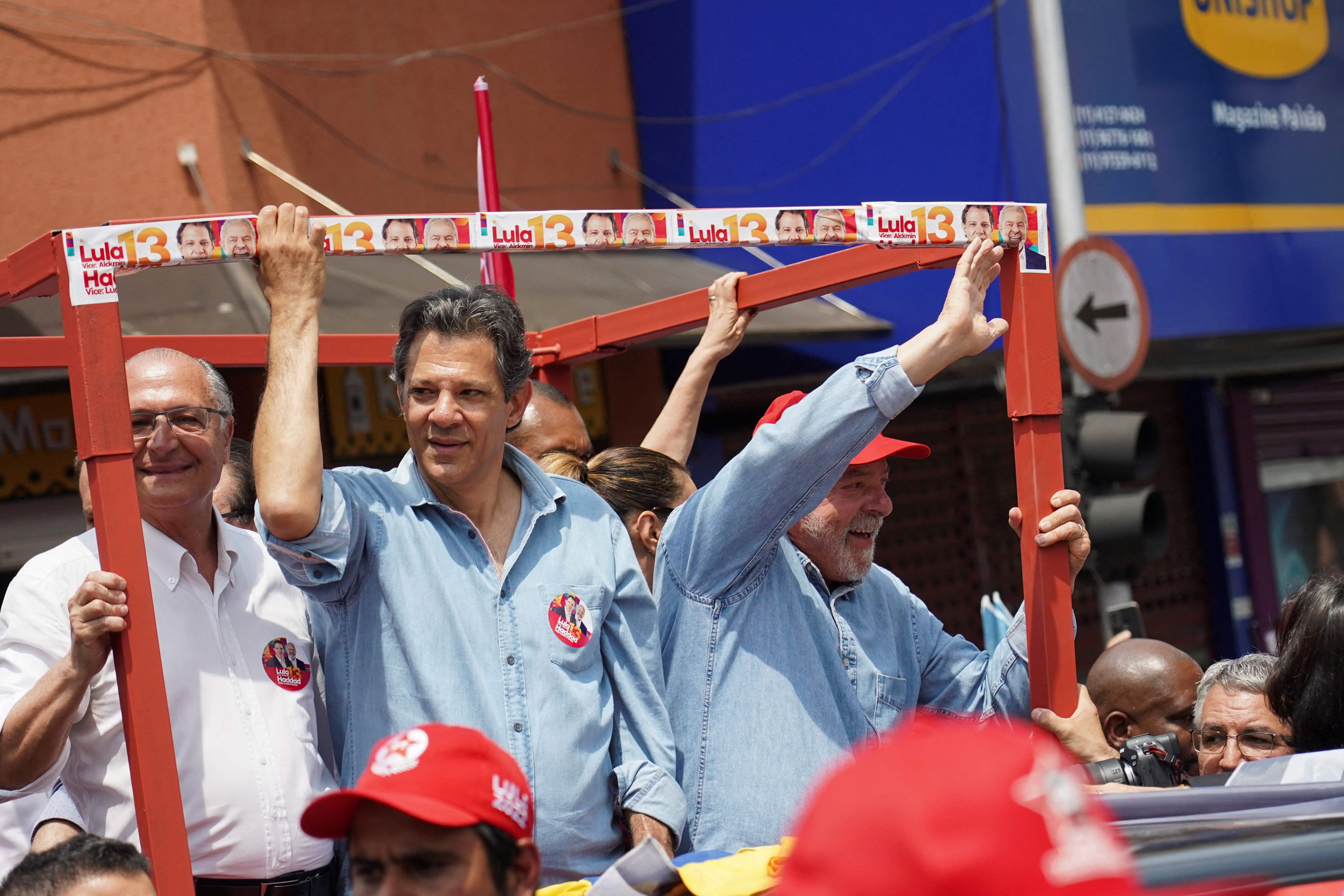 Fernando Haddad junto a Lula da Silva en un acto en San Pablo (REUTERS/Mariana Greif)