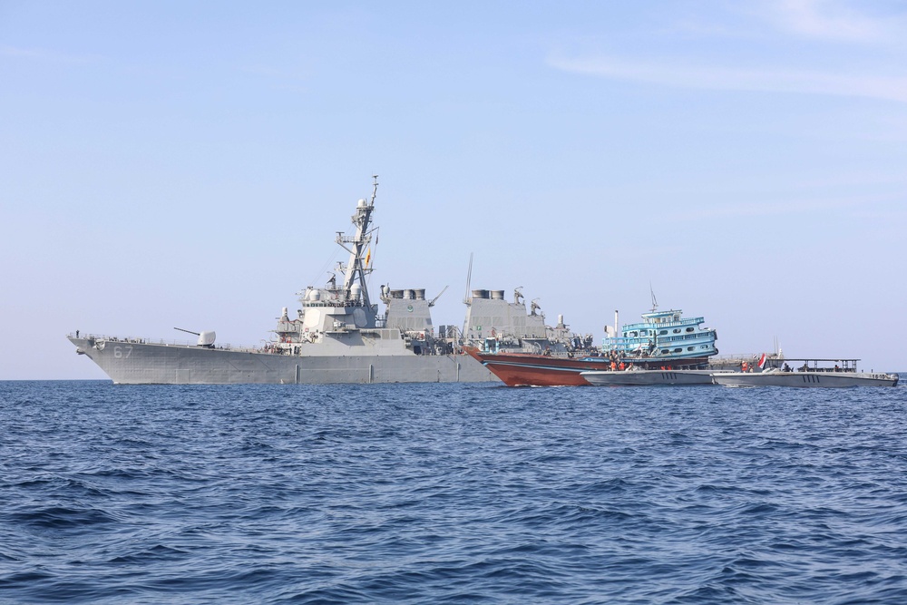 El destructor de misiles guiados USS Cole (DDG 67) transfiere el control de un buque pesquero apátrida a la Guardia Costera de Yemen en el Golfo de Omán