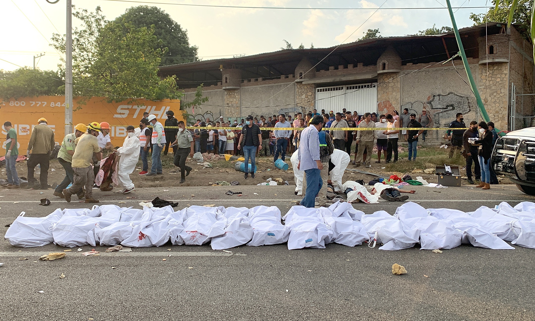 Fotografía de los cuerpos de fallecidos en la zona del accidente de un camión donde viajaban migrantes el 9 de diciembre de 2021, en el municipio Chiapa de Corzo, estado de Chiapas, (México). EFE/Carlos López /CONTENIDO GRÁFICO EXPLÍCITO

