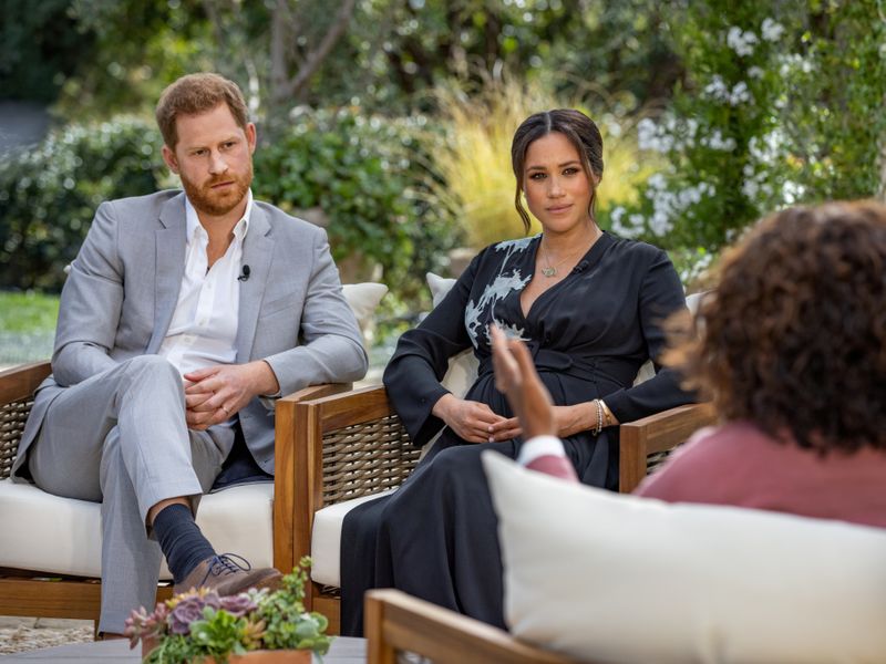 El príncipe británico Enrique y su esposa Meghan son entrevistados por Oprah Winfrey en una foto entregada sin fecha. (Harpo Productions/Joe Pugliese/entrega vía Reuters)