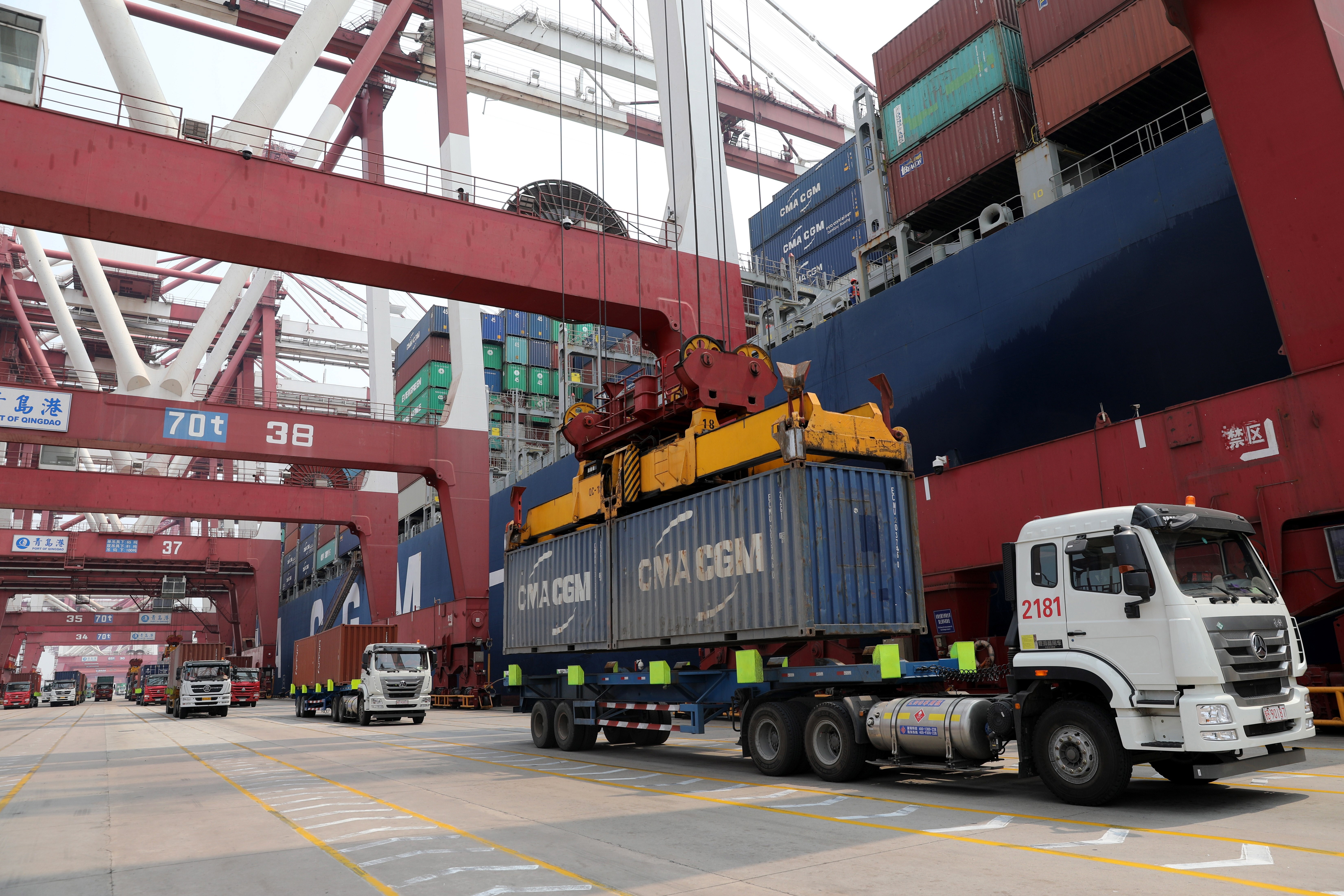 En la imagen, un contenedor en el puerto de Qingdao (China). EFE/Wu Hong/Archivo
