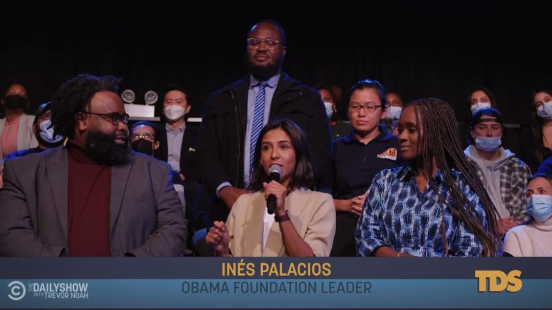Inés Palacios cuando habló en The Daily Show frente a la mirada atenta del ex presidente de los Estados Unidos