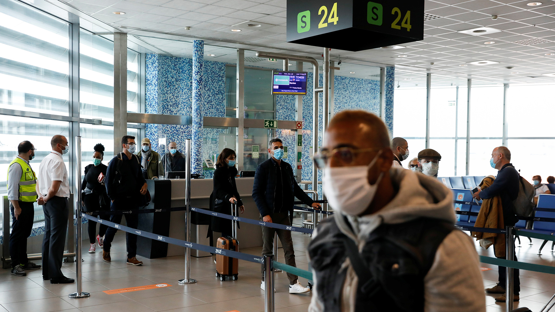 Pasajeros usando máscaras faciales en el aeropuerto de Lisboa, en Portugal REUTERS/Rafael Marchante