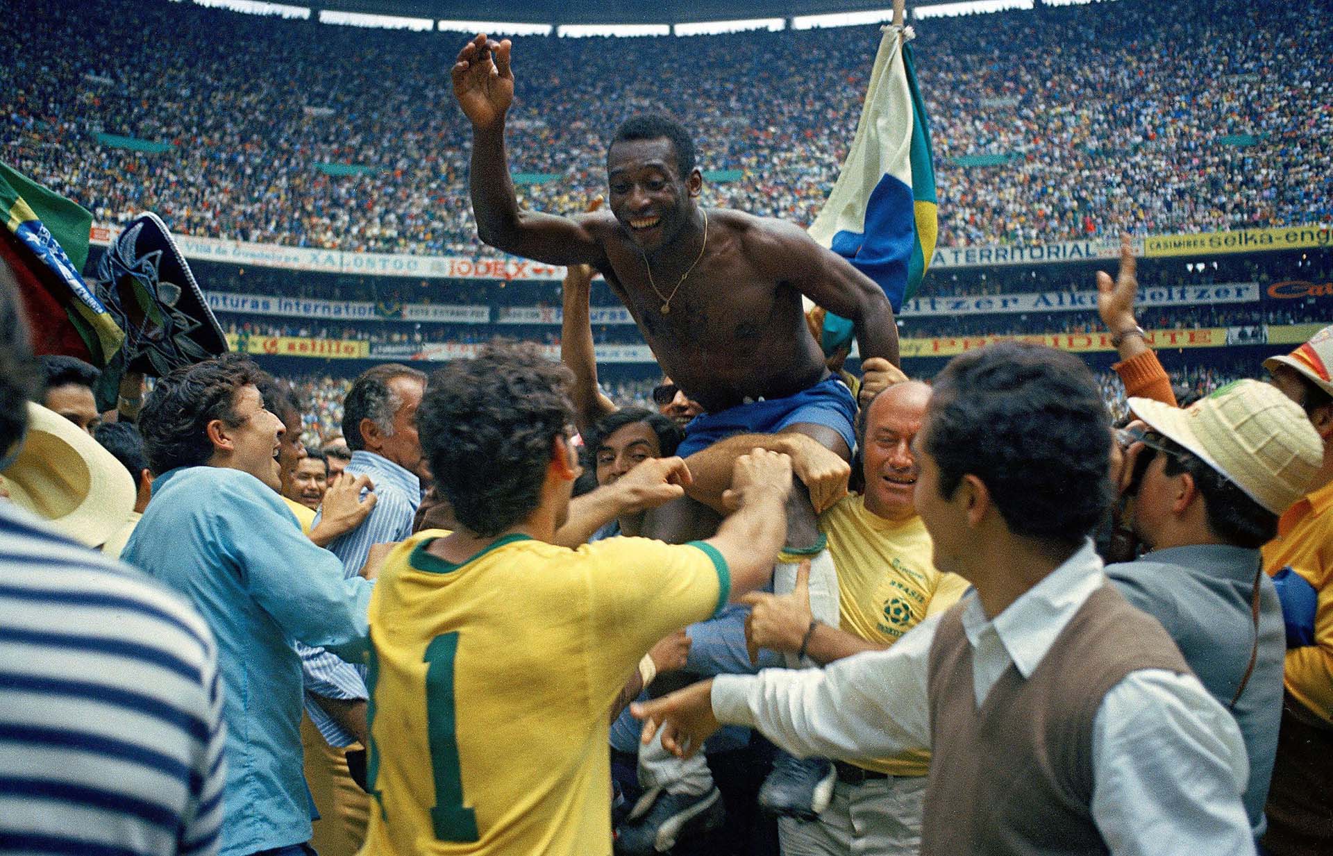 Pelé festeja el tercer Mundial de su carrera en México 1970