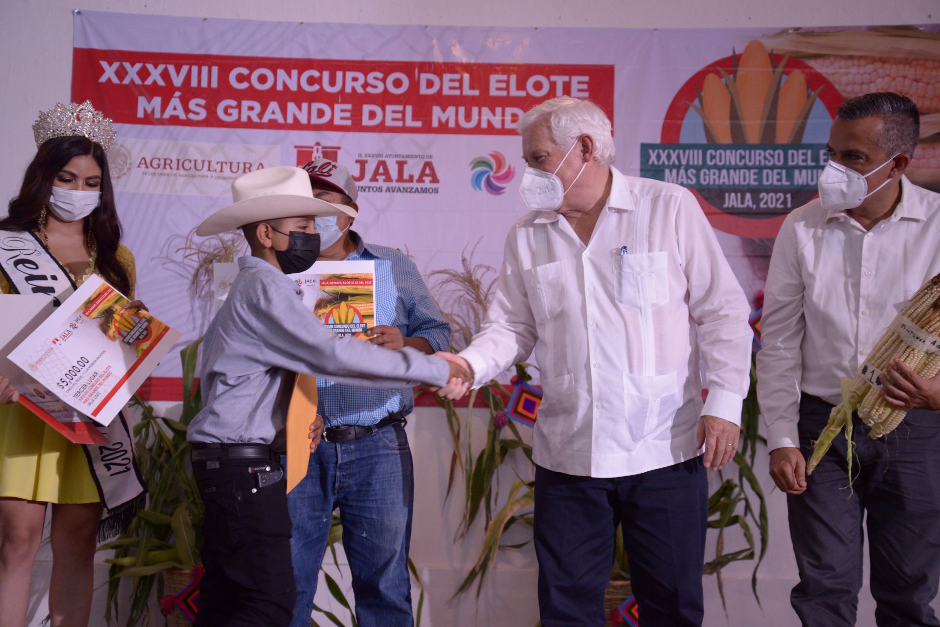 Récord en México: cuánto midió el elote más grande del mundo - Infobae