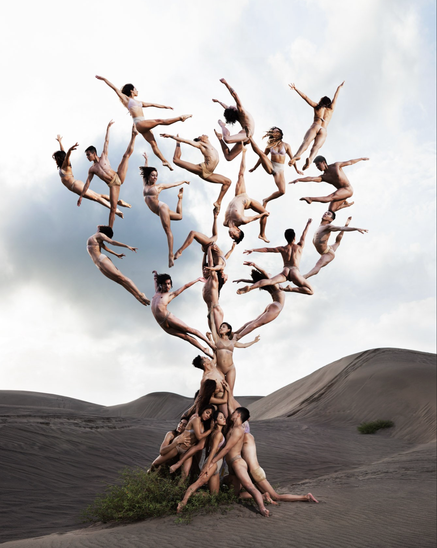 La obra de Rob Woodcox "Tree of Life" participa en "Ancient Future" durante Miami Art Week.