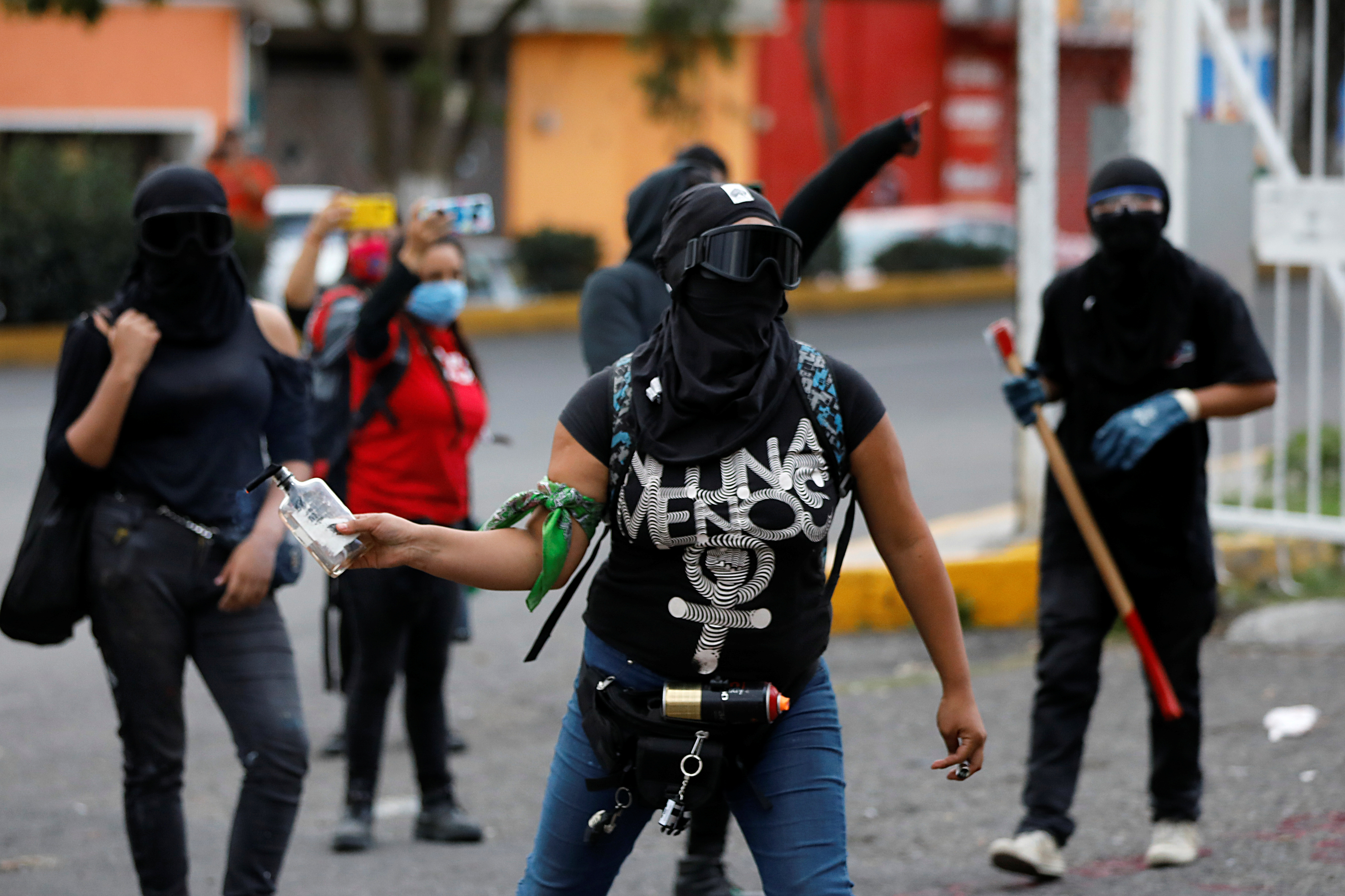 Integrantes de un colectivo feminista vandalizan las instalaciones de la comisión de derechos humanos del estado de México, en apoyo a víctimas de violencia de género, en Ecatepec, Estado de México, México 11 de septiembre de 2020.