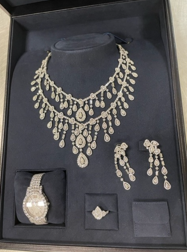 El ex mandatario recibió de las autoridades saudíes multitud de joyas, de entre las que destacan “un collar, un anillo, un reloj y un par de pendientes de diamantes”, en octubre de 2021, pero los bienes fueron incautados en el aeropuerto internacional de Guarulhos, en San Pablo (TWITTER)