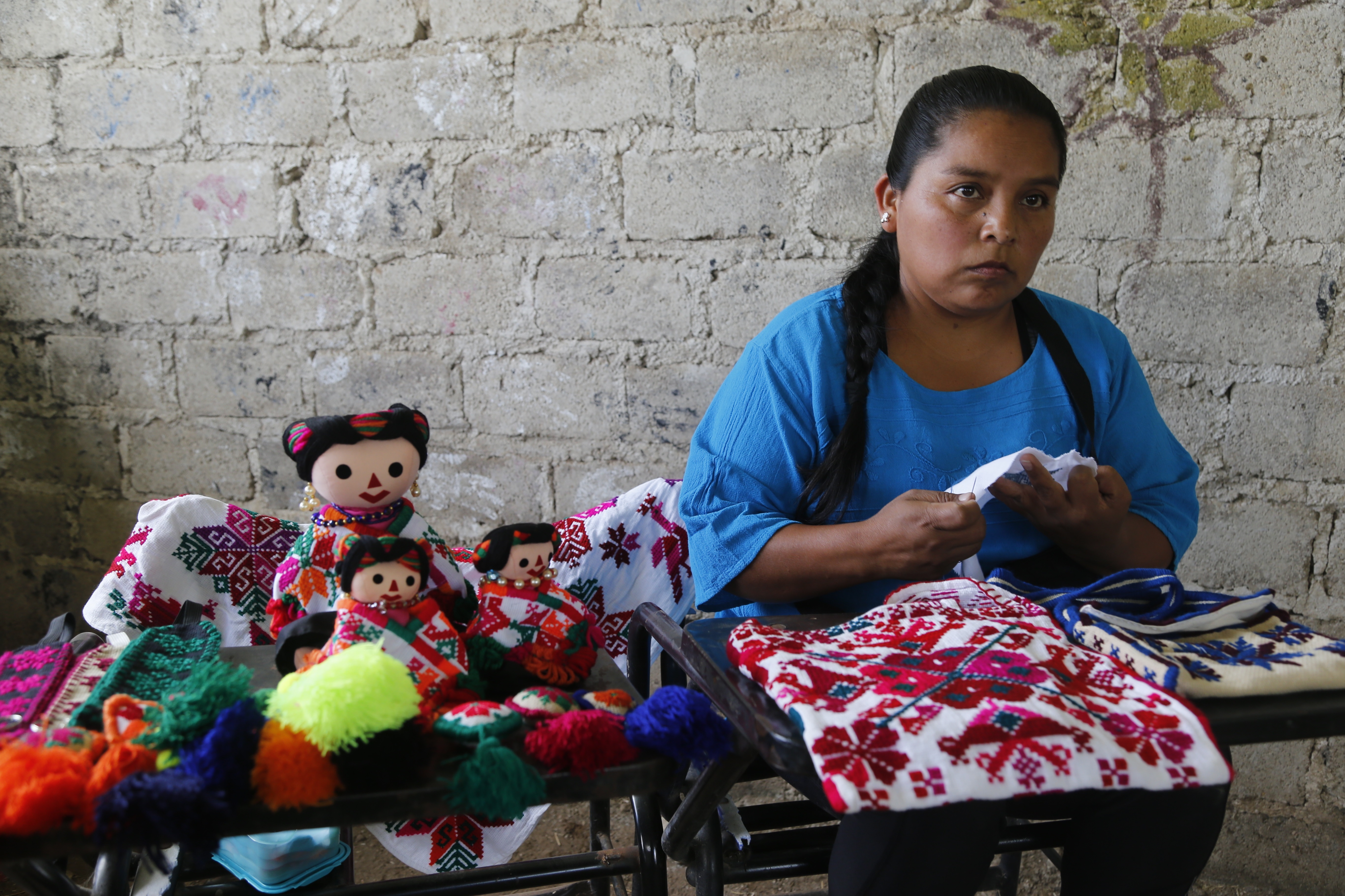 Cuatro mil personas indígenas artesanas recibieron un apoyo de mil quinientos pesos, (Foto: EFE)
