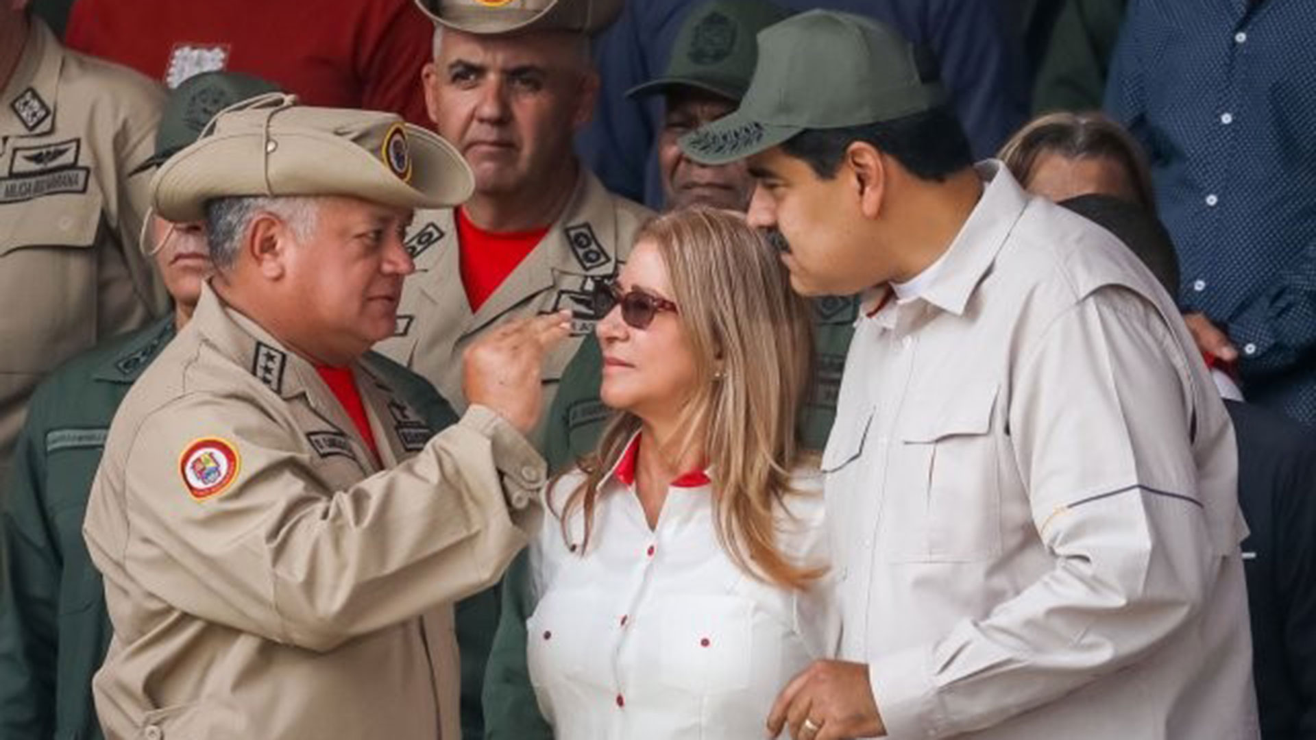 Diosdado Cabello con unfirome de Milicia y Maduro con gorra de General