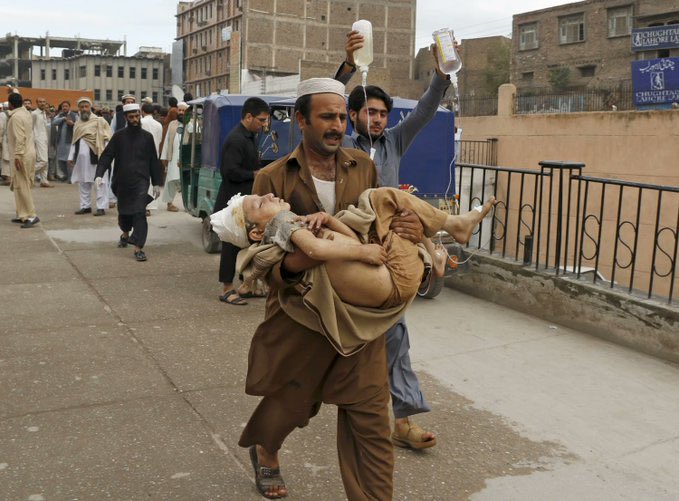 El régimen de Kabul confirmó que muchas personas están atrapadas y que varias casas resultaron dañadas. El temblor tuvo una magnitud de 6.1

