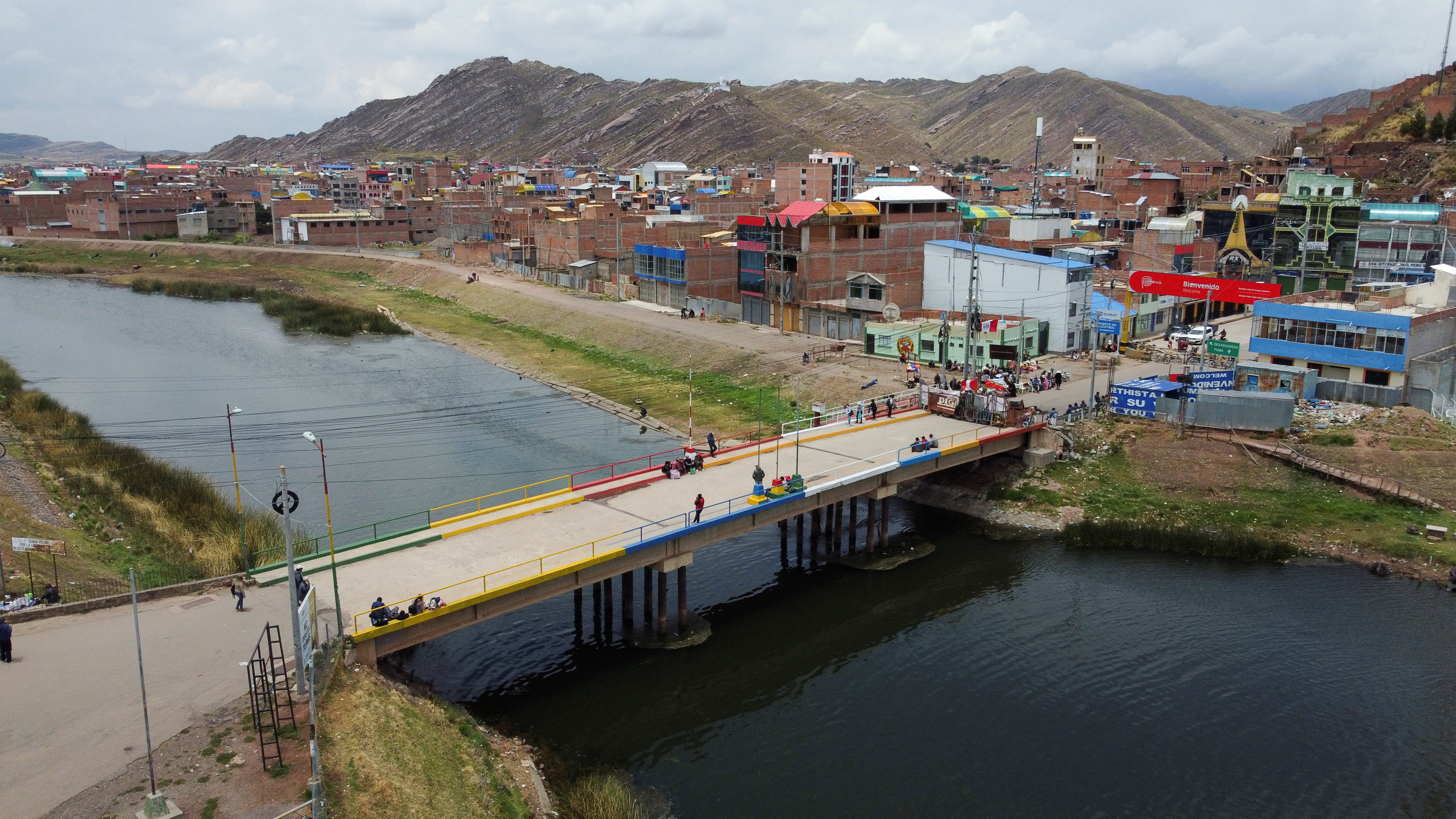 Bloqueo de la frontera entre Perú y Bolivia en Desaguadero (Reuters)