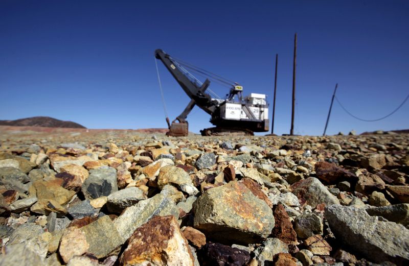 IMAGEN DE ARCHIVO. Una máquina de minería captada en la mina de cobre Cananea, que es propiedad de Grupo México. La mina se encuntra situada en el estado Sonora, en México. 16 de febrero, de 2010. REUTERS/Daniel Aguilar