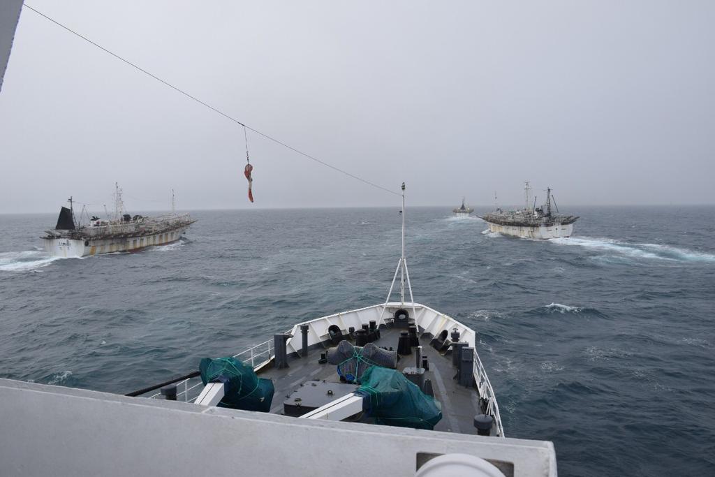 Imagen a bordo del GC-28 Prefecto Derbes patrullando el Mar Argentino contra la pesca clandestina china (Prefectura Naval Argentina)