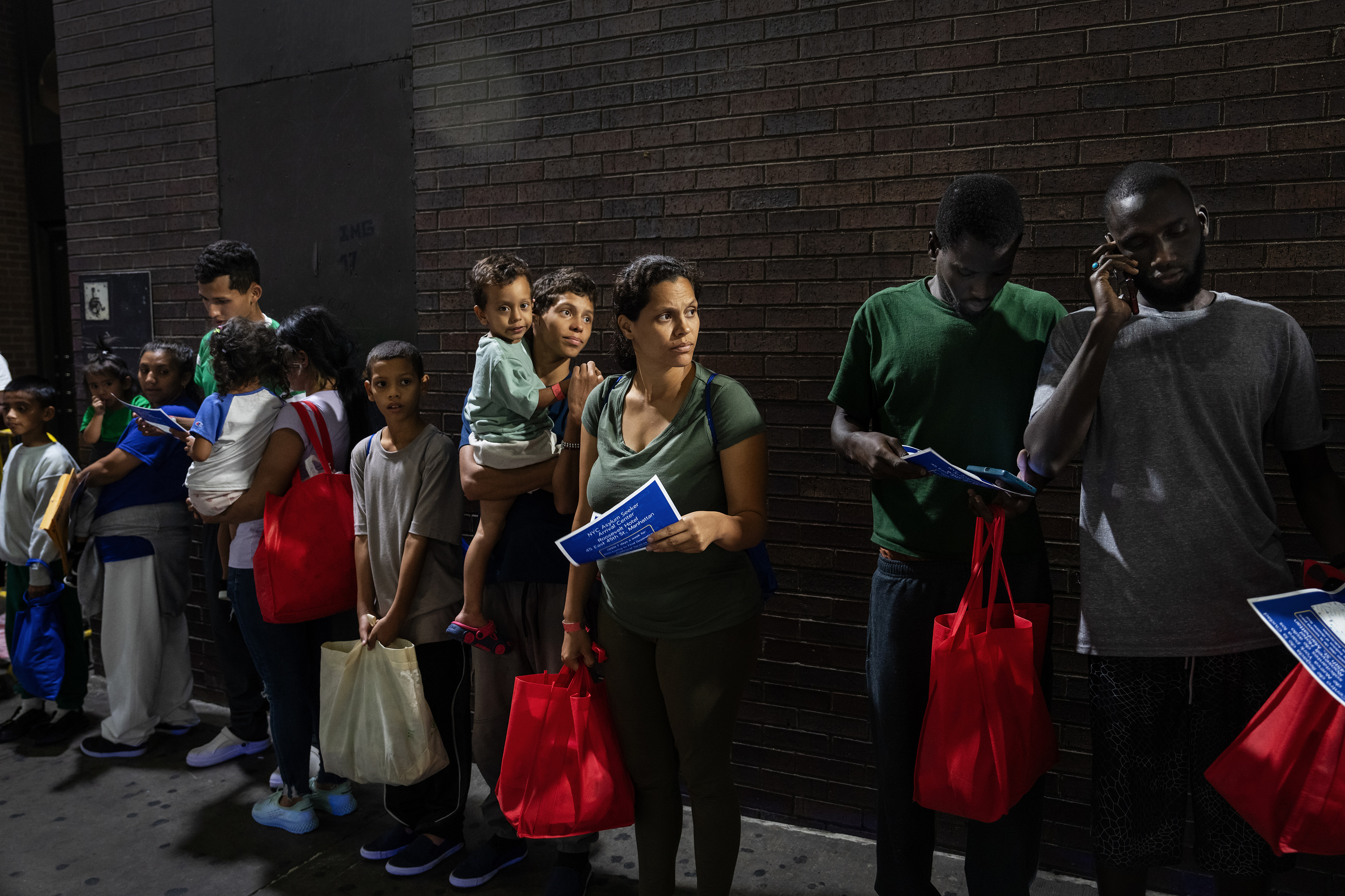 La Casa Blanca busca espacios federales para albergar a migrantes