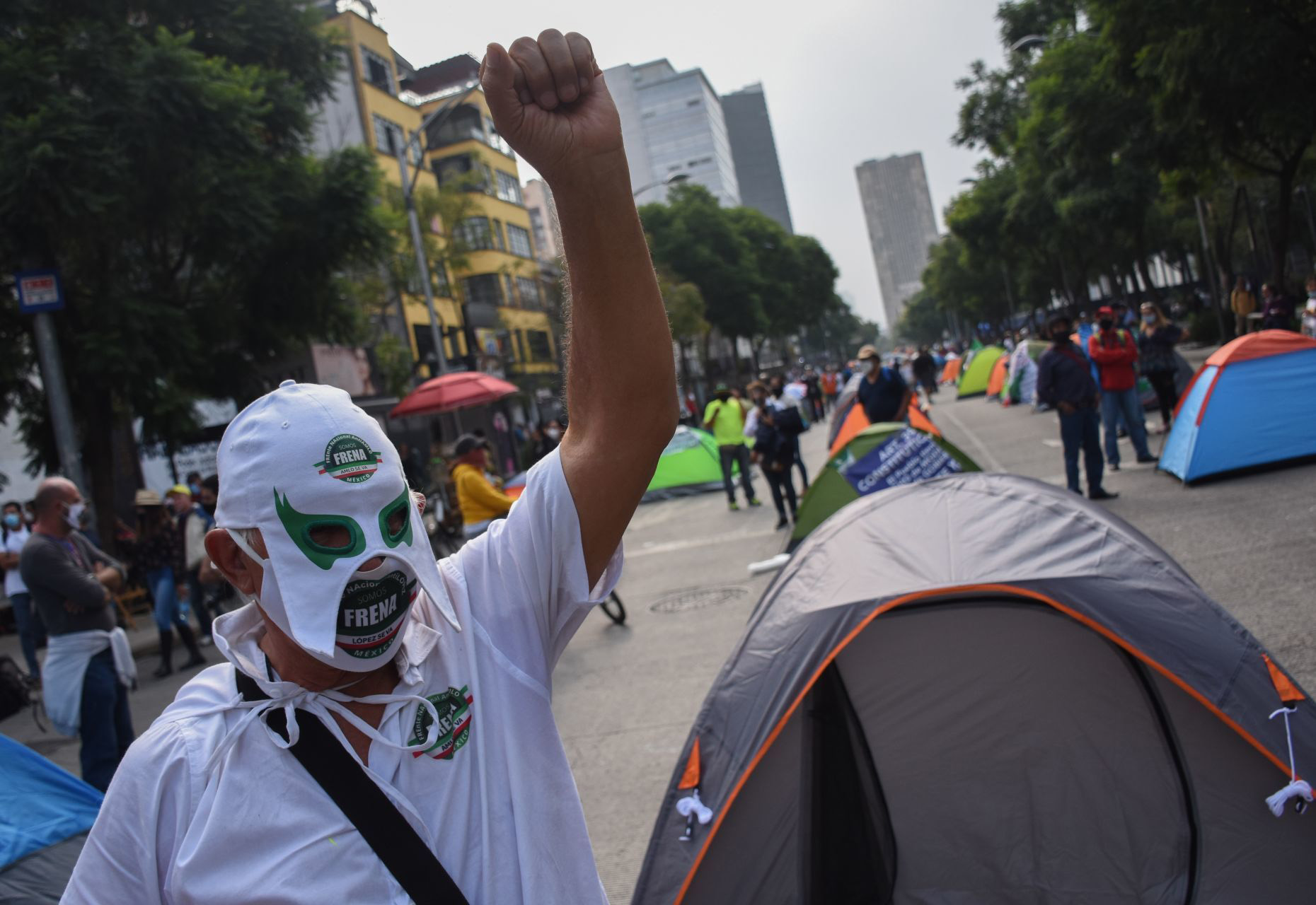CIUDAD DE MÉXICO, 20SEPTIEMBRE2020.- Simpatizantes del Frente Nacional AntiAmlo (FRENA) continúan con su plantón sobre Av. Juárez ante la negativa de poder pasar rumbo al Zócalo por parte de elementos de la policía capitalina, al medio día más integrantes de esta organización llegaron en sus automóviles para apoyar a los manifestantes ya ubicados con sus casas de campaña tomando la glorieta de Bucareli al cruce con Reforma, impidiendo el tránsito en ambos sentidos. FOTO :DANIEL AUGUSTO /CUARTOSCURO.COM