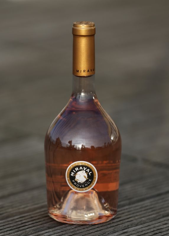 Tras el acuerdo entre Pitt, Jolie y Perrin, Miraval comenzó a producir el mejor vino rosado del mundo (REUTERS/Christian Hartmann)