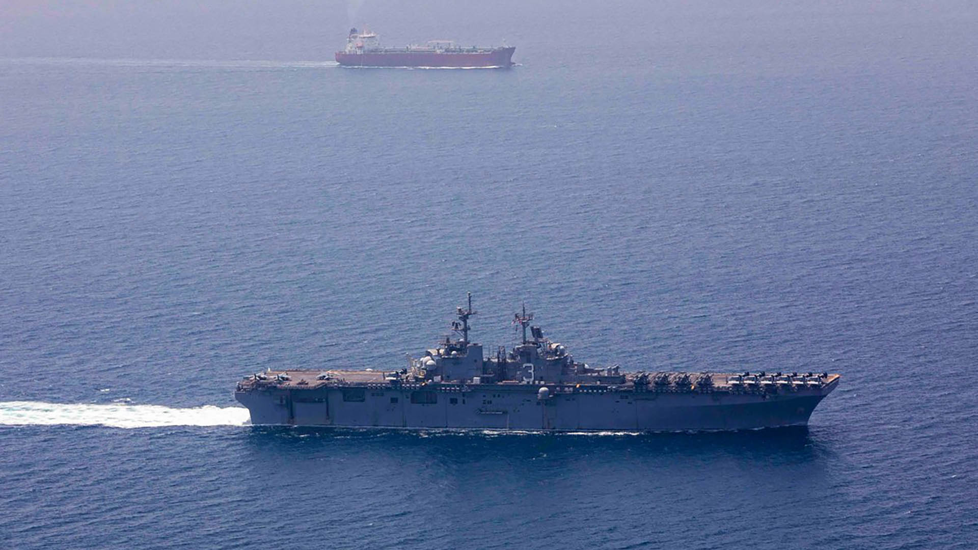 Tensión en el Estrecho de Ormuz: un buque de EEUU lanzó disparos de  advertencia contra barcos iraníes - Infobae