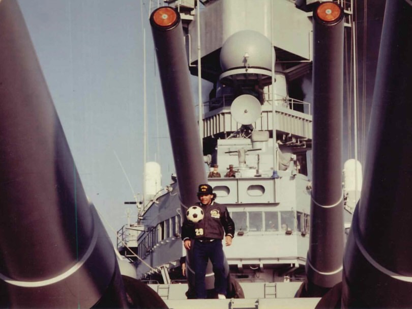 Las espectaculares fotos in&eacute;ditas de Diego Armando Maradona a bordo de un buque militar hace m&aacute;s de tres d&eacute;cadas: 
