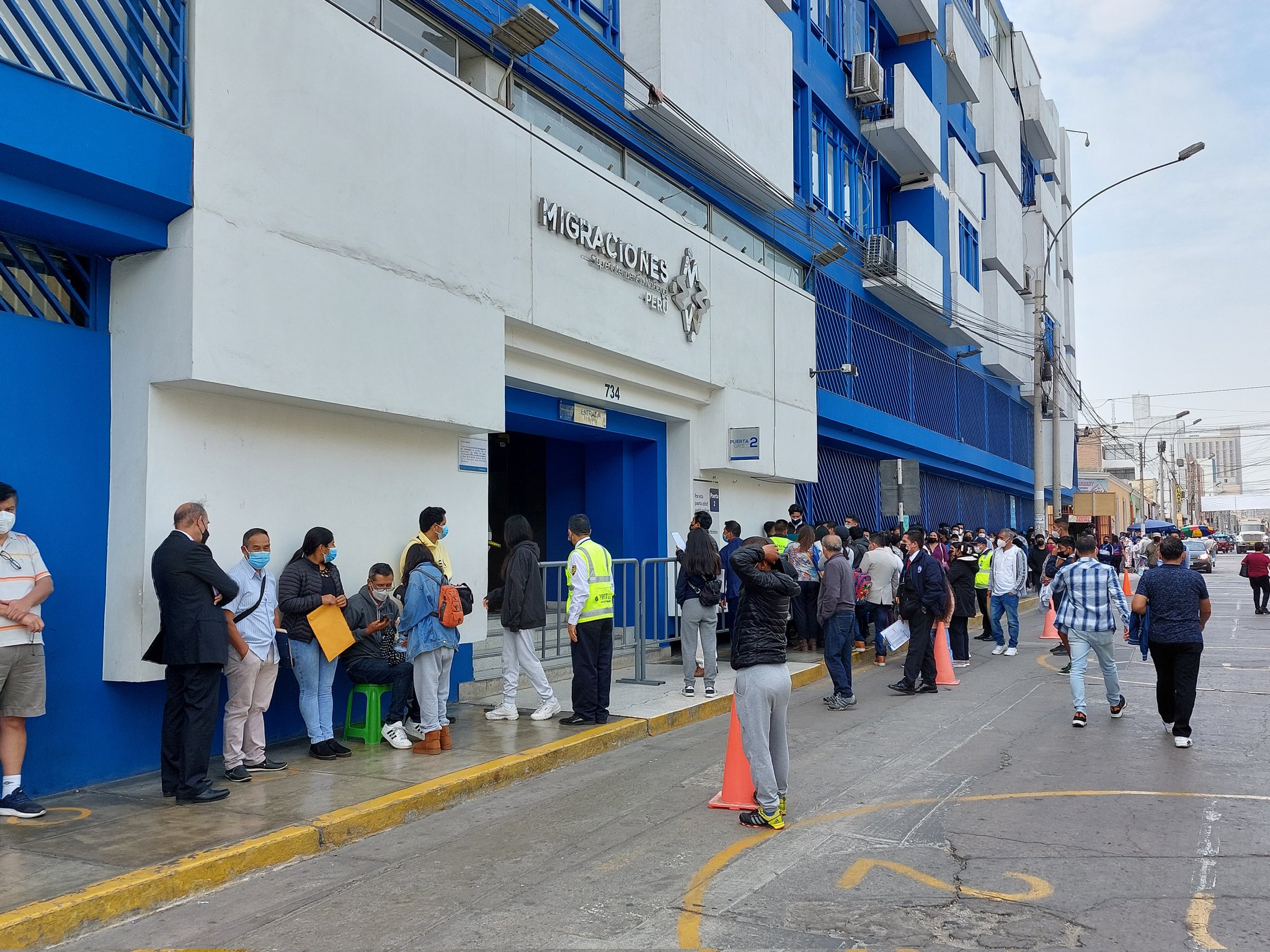 Migraciones: usuarios forman larga fila para tramitar pasaportes pendientes desde el 2019