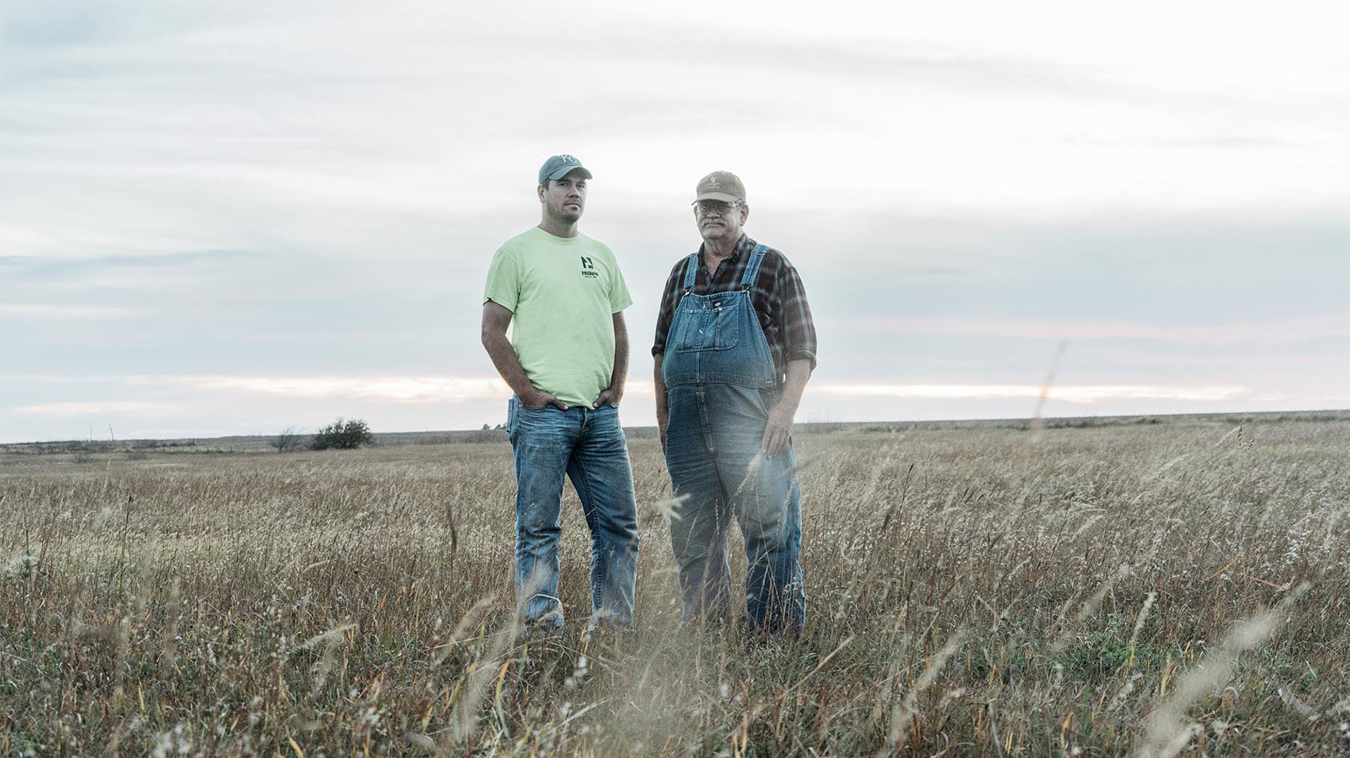 Zachary y Donn Teske, en su granja familiar en Wheaton, Kansas, el 28 de octubre de 2016 (Fotógrafo: Barrett Emke/Bloomberg)
