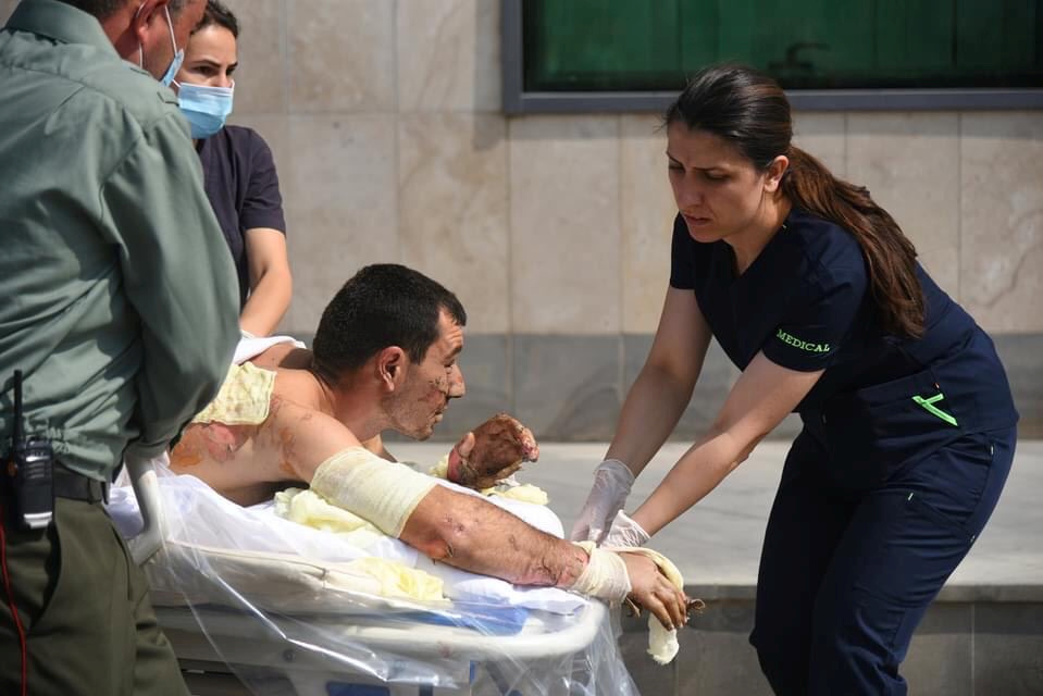 Una fotografía publicada por el Ministerio de Relaciones Exteriores de Armenia muestra a especialistas que brindan apoyo médico a un hombre, que se dice que es un civil herido durante los enfrentamientos en la región separatista de Nagorno-Karabaj. Foreign Ministry of Armenia/Handout via REUTERS  