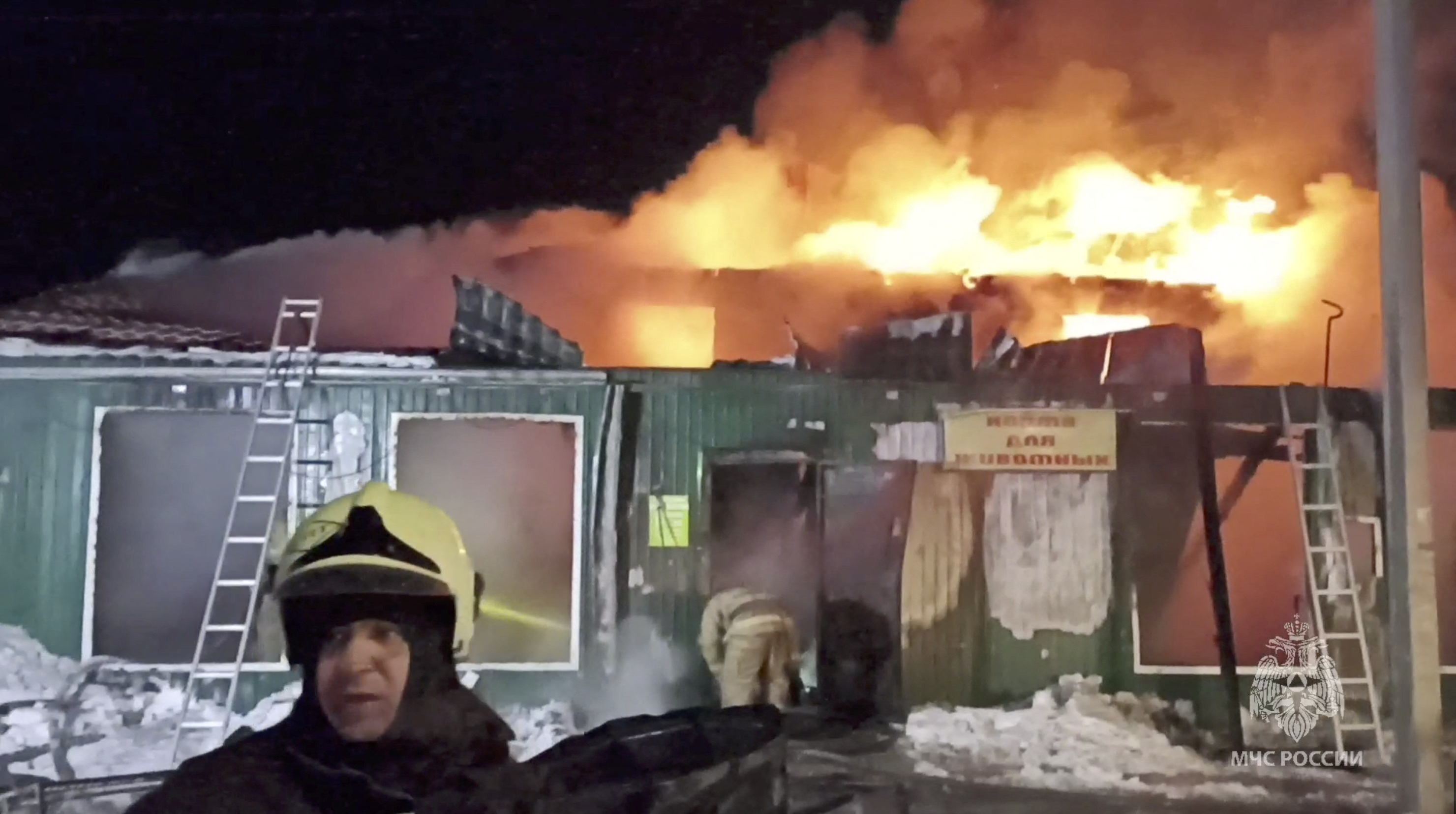 Al menos 22 personas murieron y seis resultaron heridas en el incendio declarado en una residencia de mayores, Kemerovo, Rusia 24 de diciembre 2022, en esta imagen fija tomada de vídeo. Ministerio de Emergencias de Rusia/Handout via REUTERS 