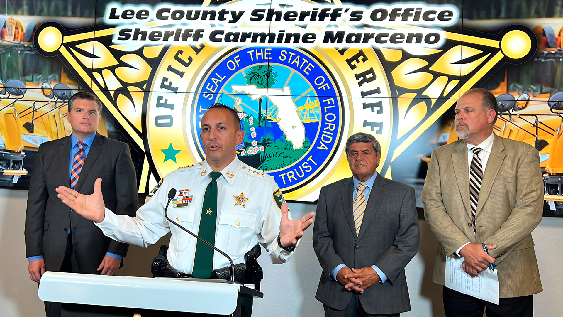 Sheriff del condado Lee en una conferencia de prensa frente a la situación.