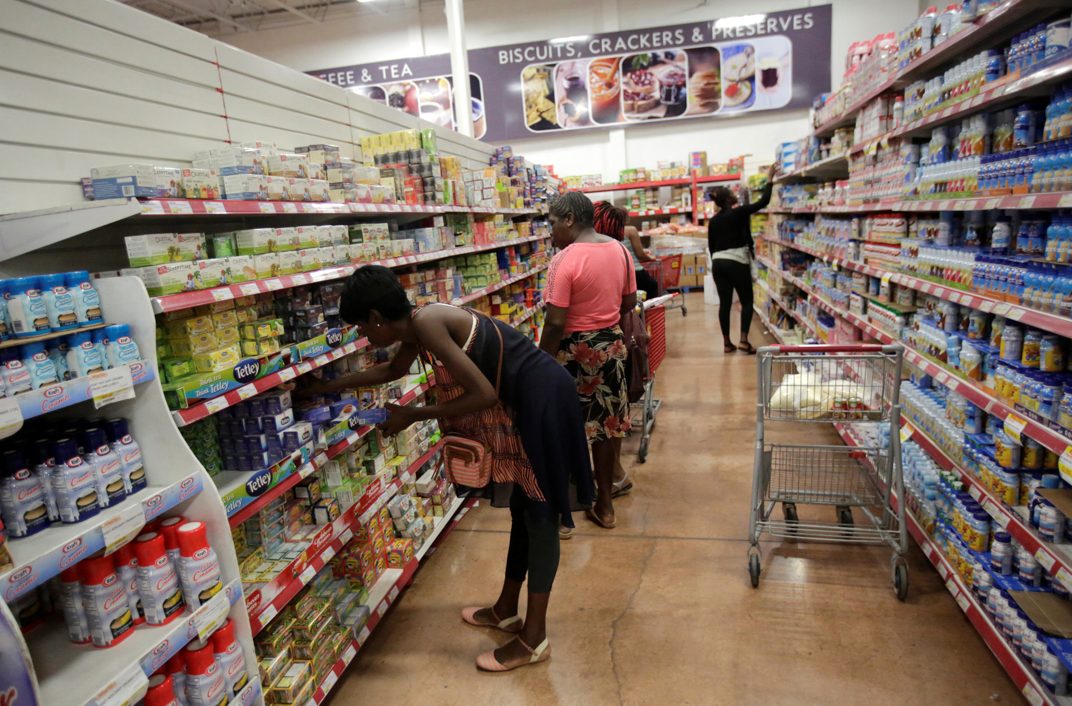 Según el Instituto Estadístico de Jamaica, el índice de precios al consumidor (IPC) de ese país anotó un importante avance del 1,3% durante diciembre pasado, lo que llevó a la inflación anual a un 6,4% en todo el año. Compradores en Kingston, Jamaica, octubre de 2016. Foto: REUTERS/Henry Romero
