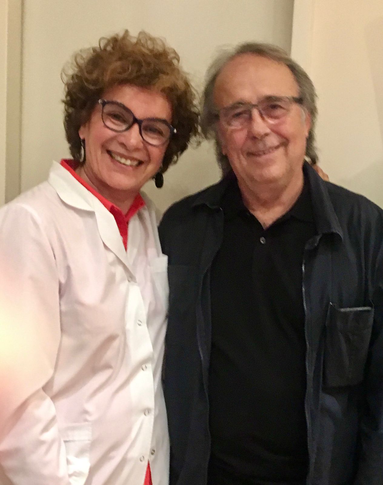 Iris Rodríguez con Joan Manuel Serrat luego de una de las consultas médicas