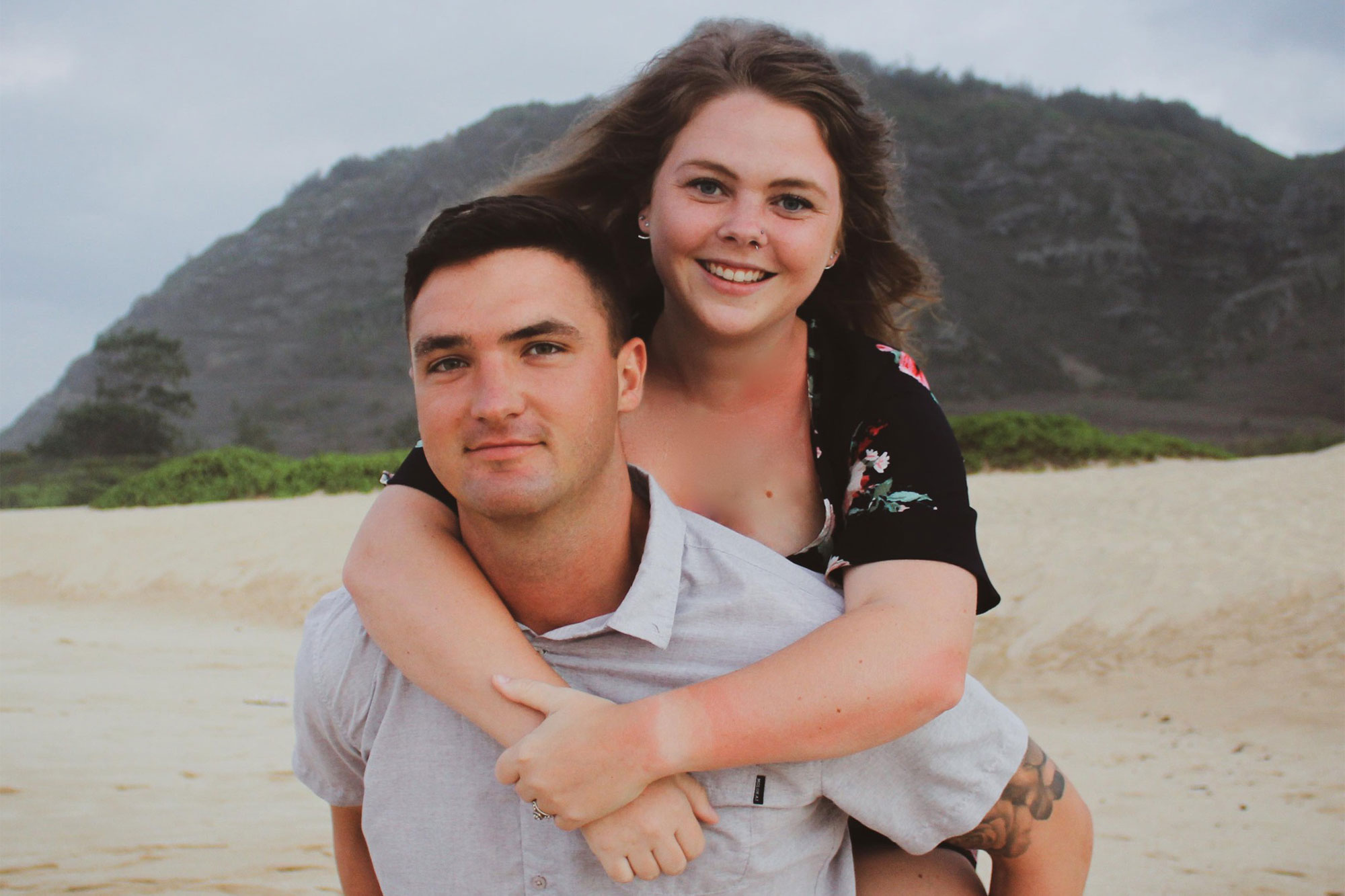 Hudson Madsen vivía en Hawaii con su esposa Carlie y fue encontrado muerto en un "suicidio sospechoso" según las autoridades