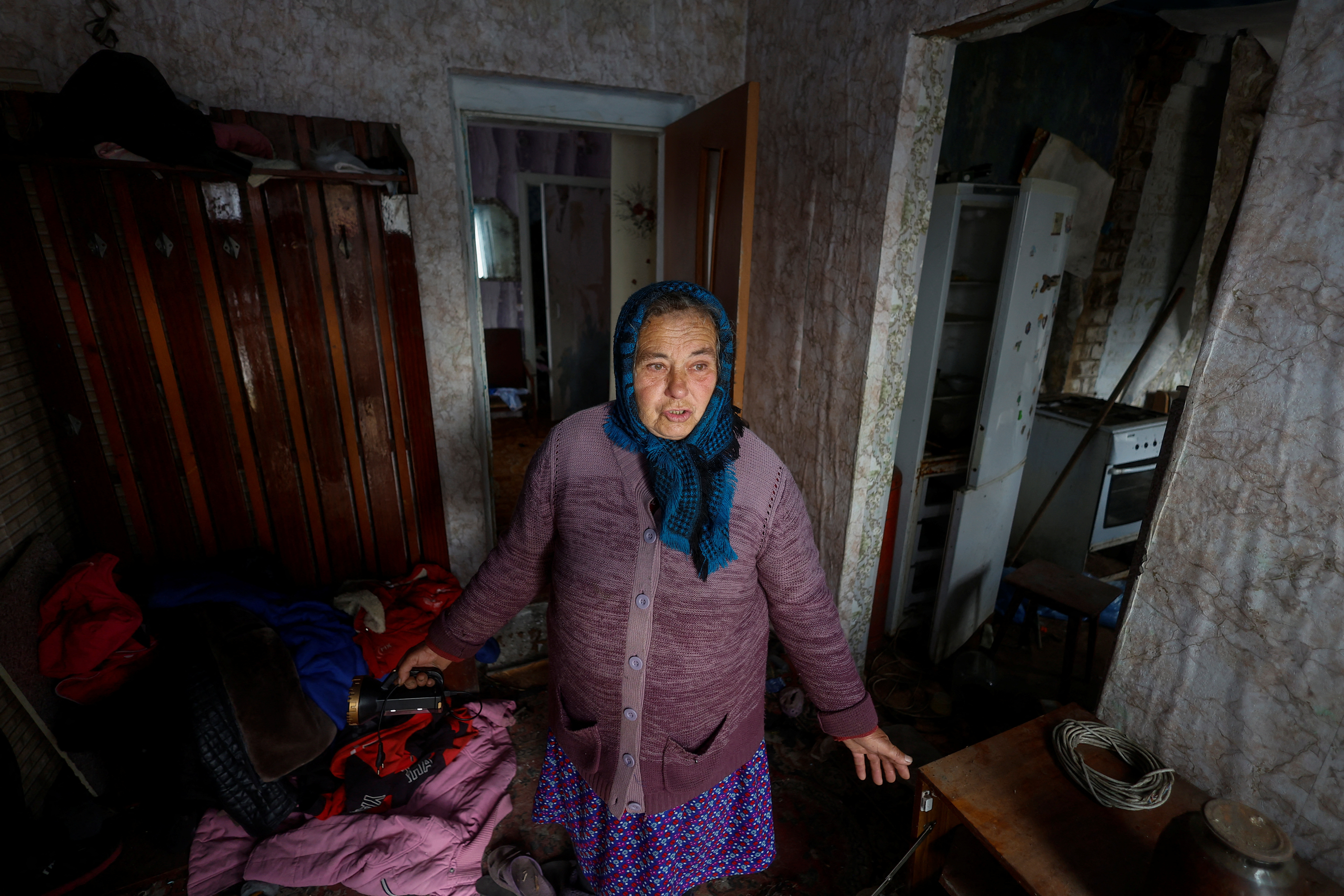 Vira Kravchenko, una vecina de la villa de Blahodatne, en el oblast de Kherson, recientemente liberado por las fuerzas ucranianas. Vive desde hace semanas sin electricidad ni agua potable debido a los ataques rusos sobre las centrales eléctricas. REUTERS/Valentyn Ogirenko
