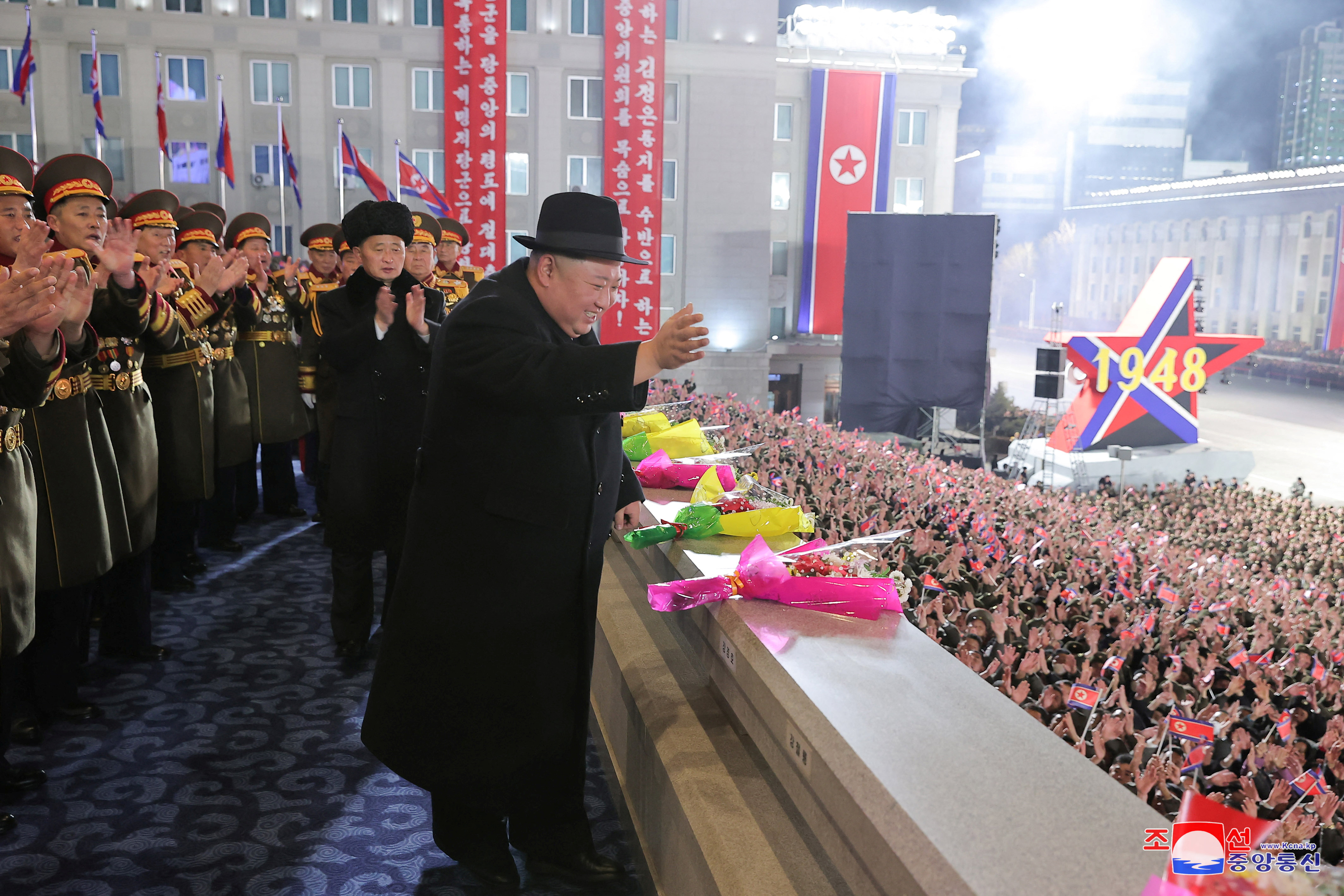 El líder supremo norcoreano saluda al público del desfile